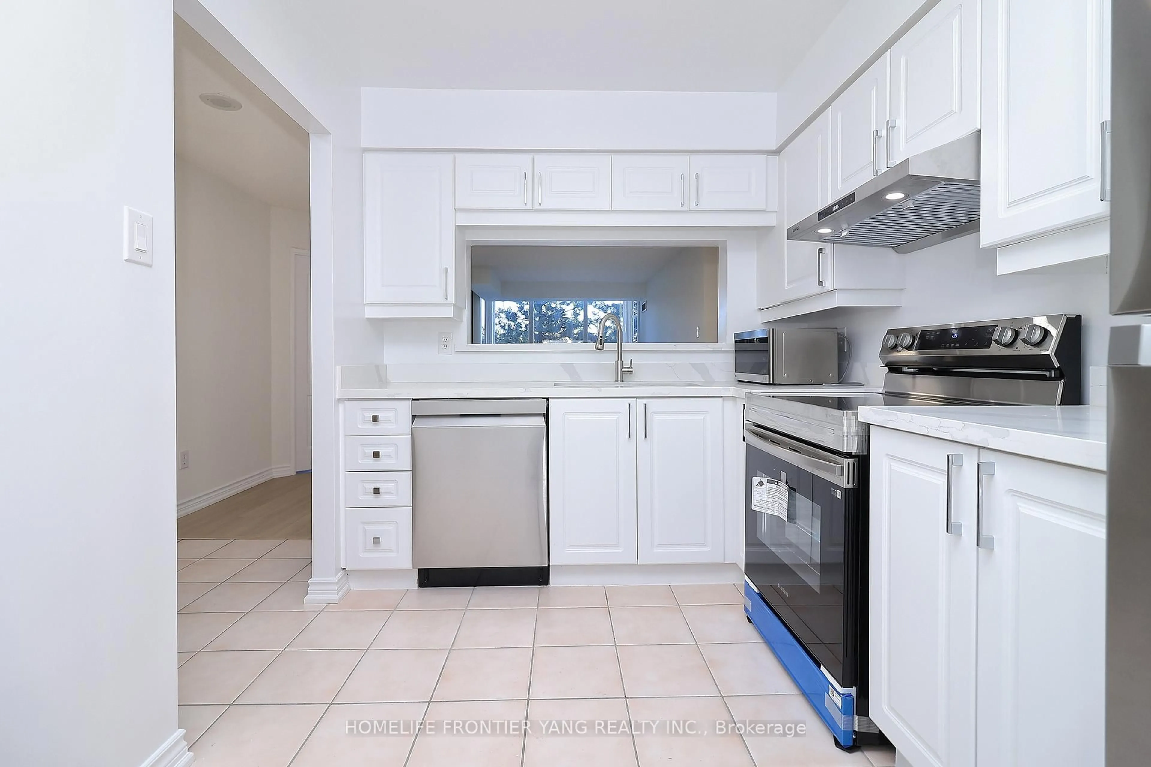 Standard kitchen, ceramic/tile floor for 11 Townsgate Dr #303, Vaughan Ontario L4J 8G4