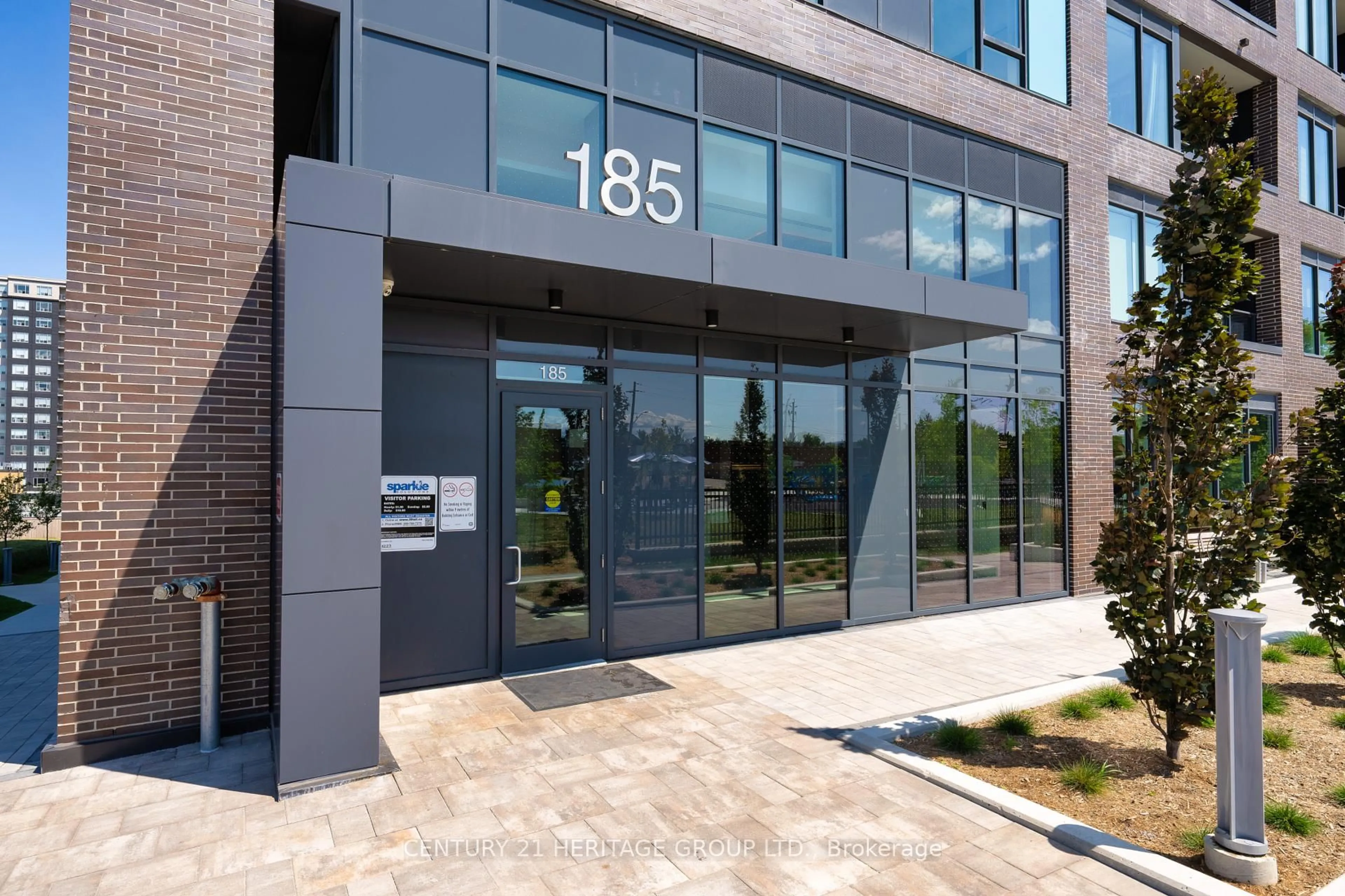 Indoor foyer for 185 Deerfield Rd #1102, Newmarket Ontario L3Y 0G7