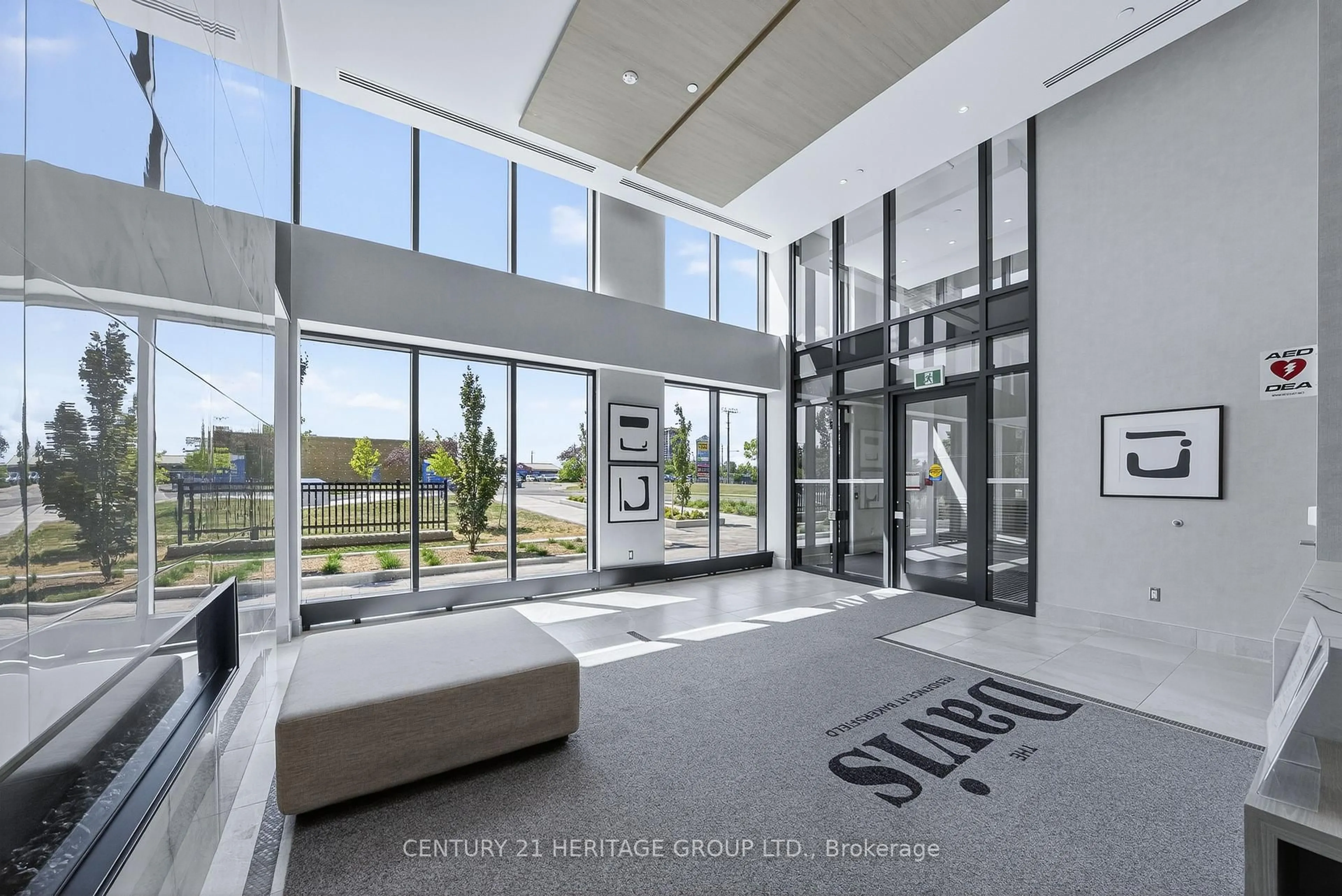 Indoor foyer for 185 Deerfield Rd #1102, Newmarket Ontario L3Y 0G7