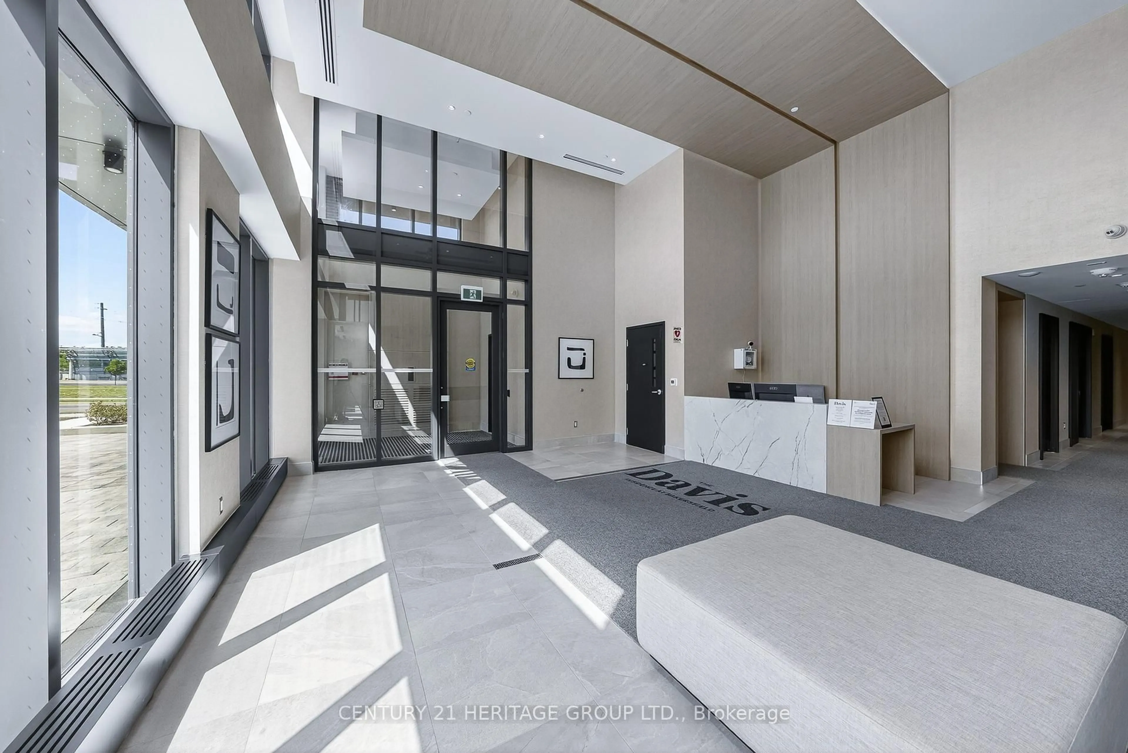 Indoor foyer for 185 Deerfield Rd #1102, Newmarket Ontario L3Y 0G7