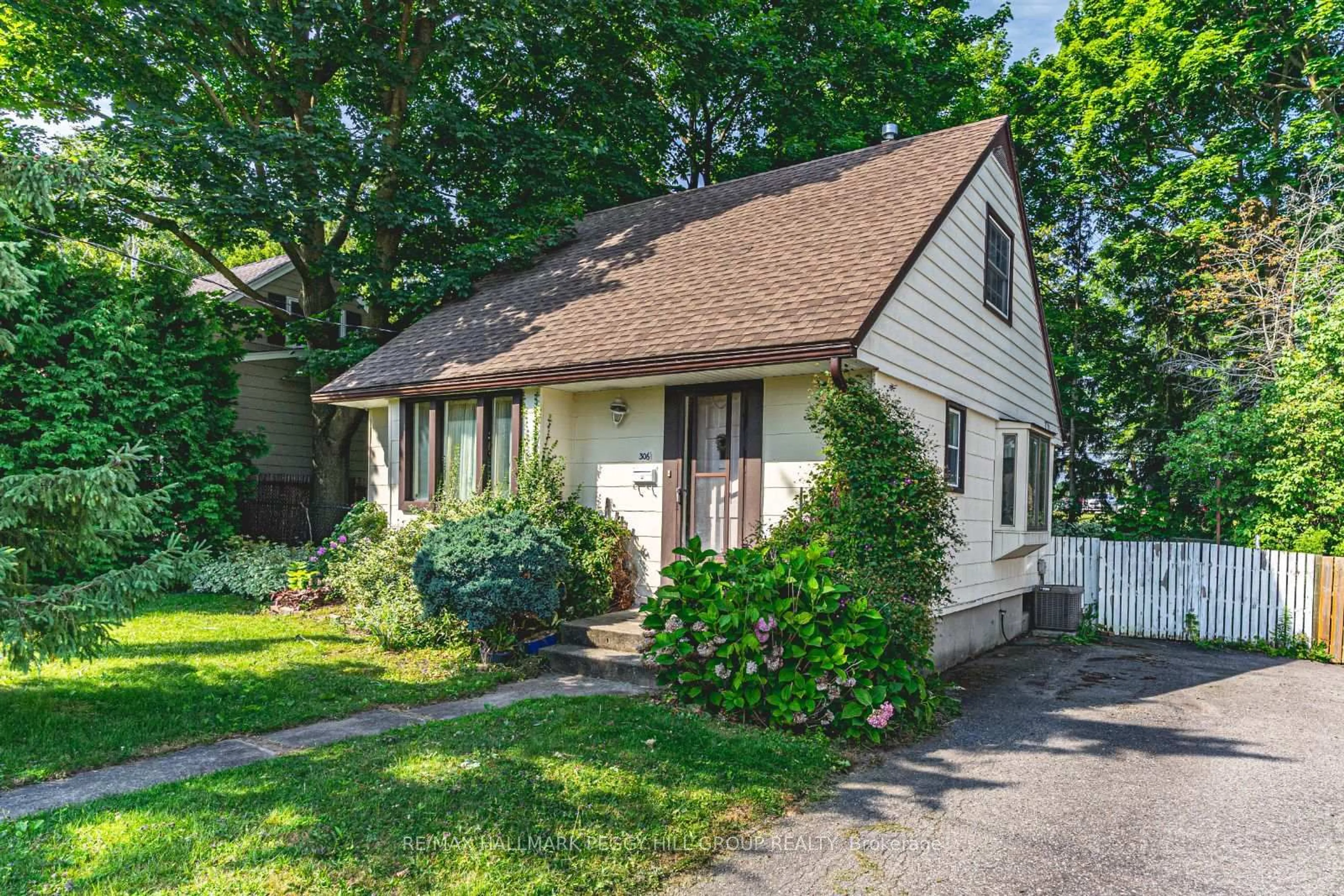 Home with vinyl exterior material, street for 306 Cawthra Blvd, Newmarket Ontario L3Y 4N8