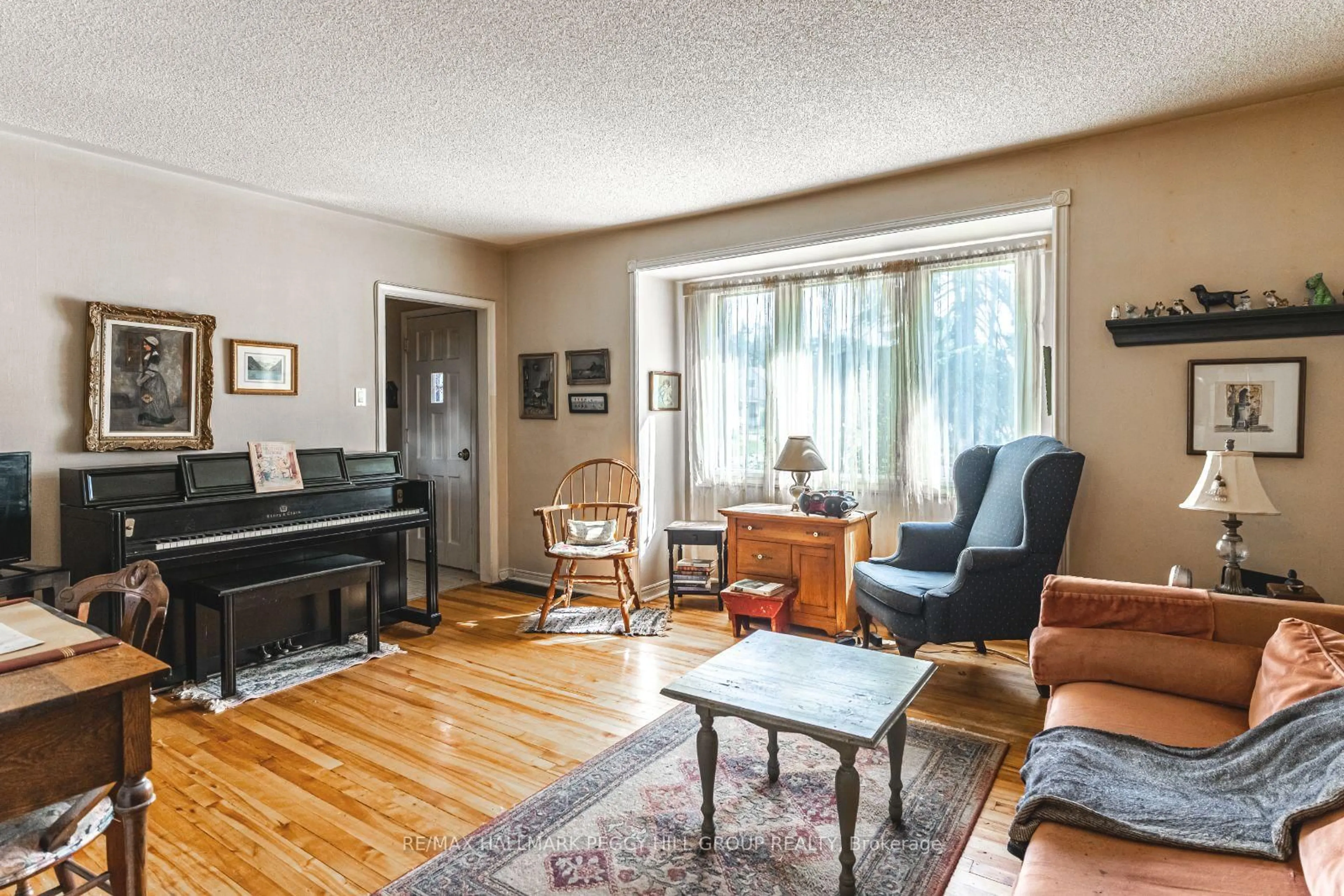 Living room with furniture, wood/laminate floor for 306 Cawthra Blvd, Newmarket Ontario L3Y 4N8
