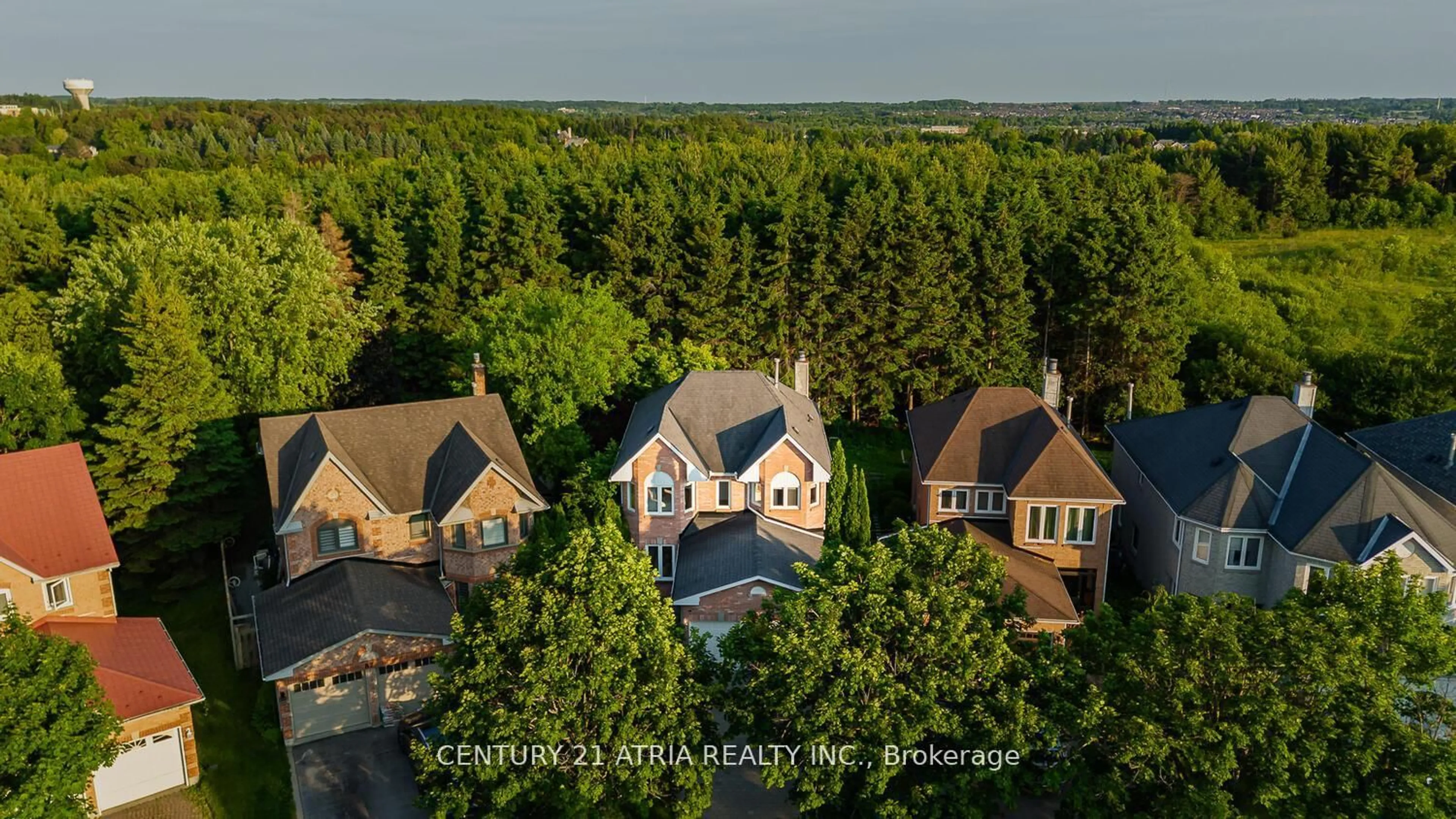 A pic from outside/outdoor area/front of a property/back of a property/a pic from drone, unknown for 91 Dawlish Ave, Aurora Ontario L4G 6R4