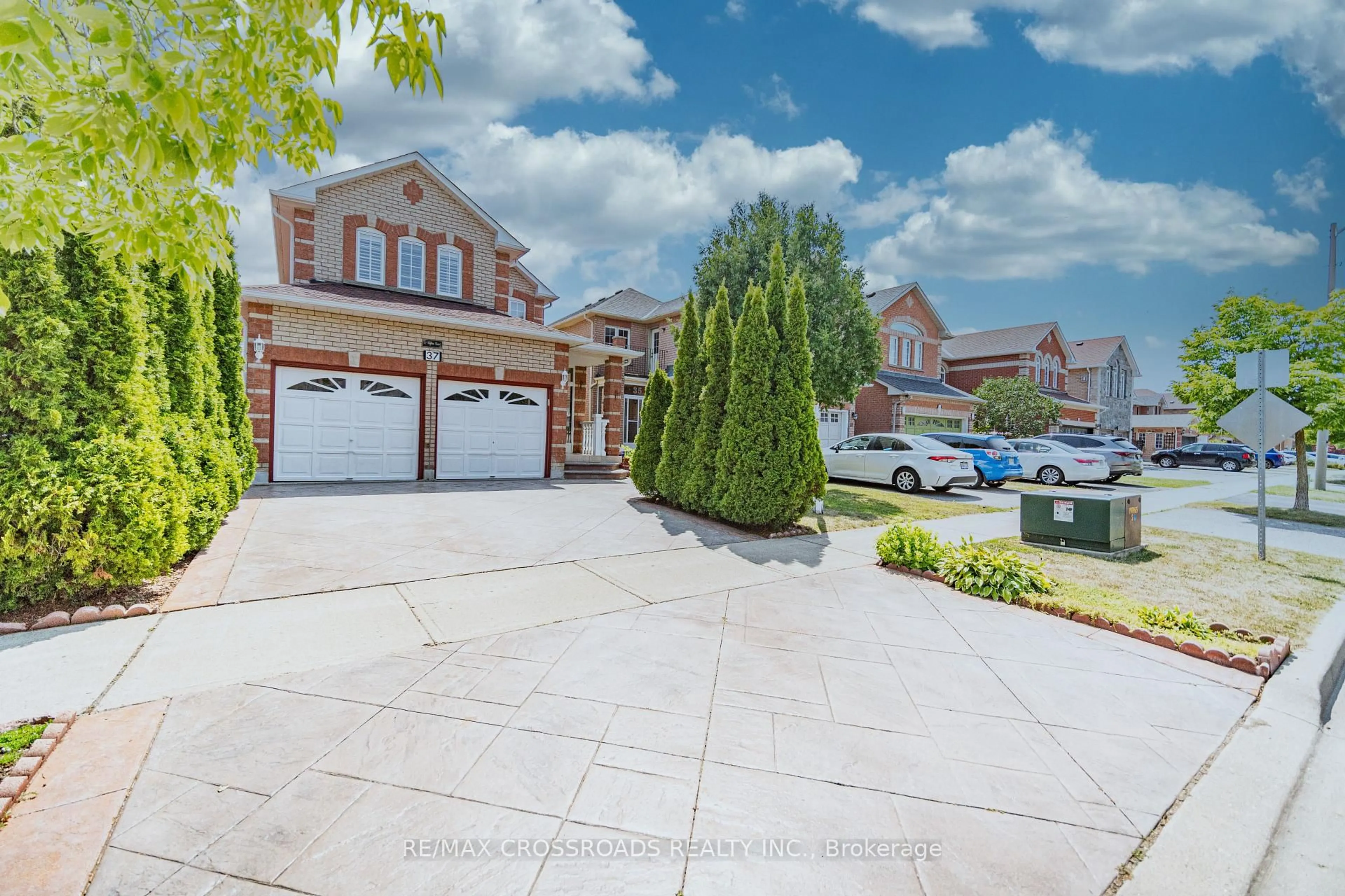 A pic from outside/outdoor area/front of a property/back of a property/a pic from drone, street for 37 Clifton Crt, Markham Ontario L3S 4H8