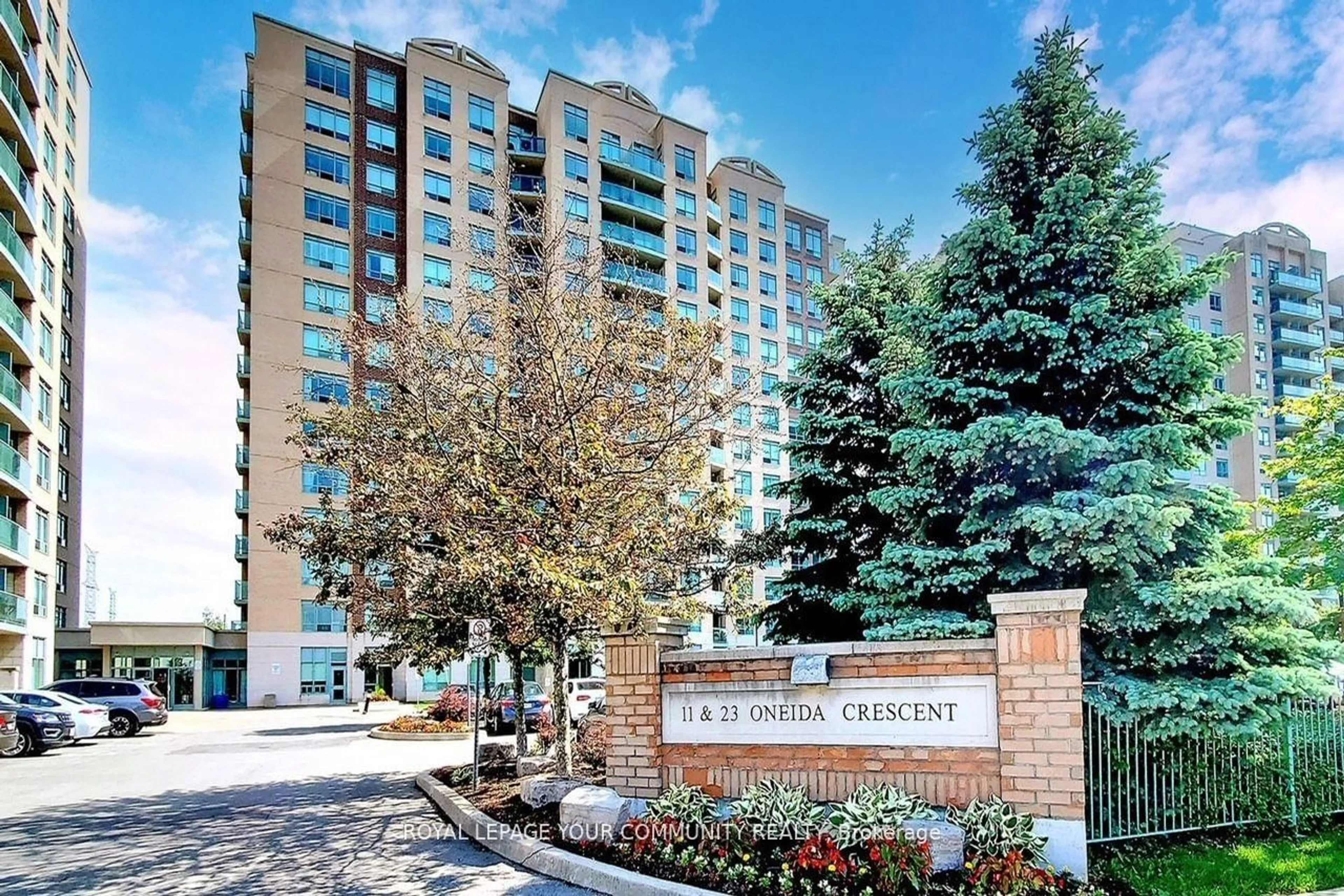 Indoor foyer for 23 Oneida Cres #1206, Richmond Hill Ontario L4B 0A2