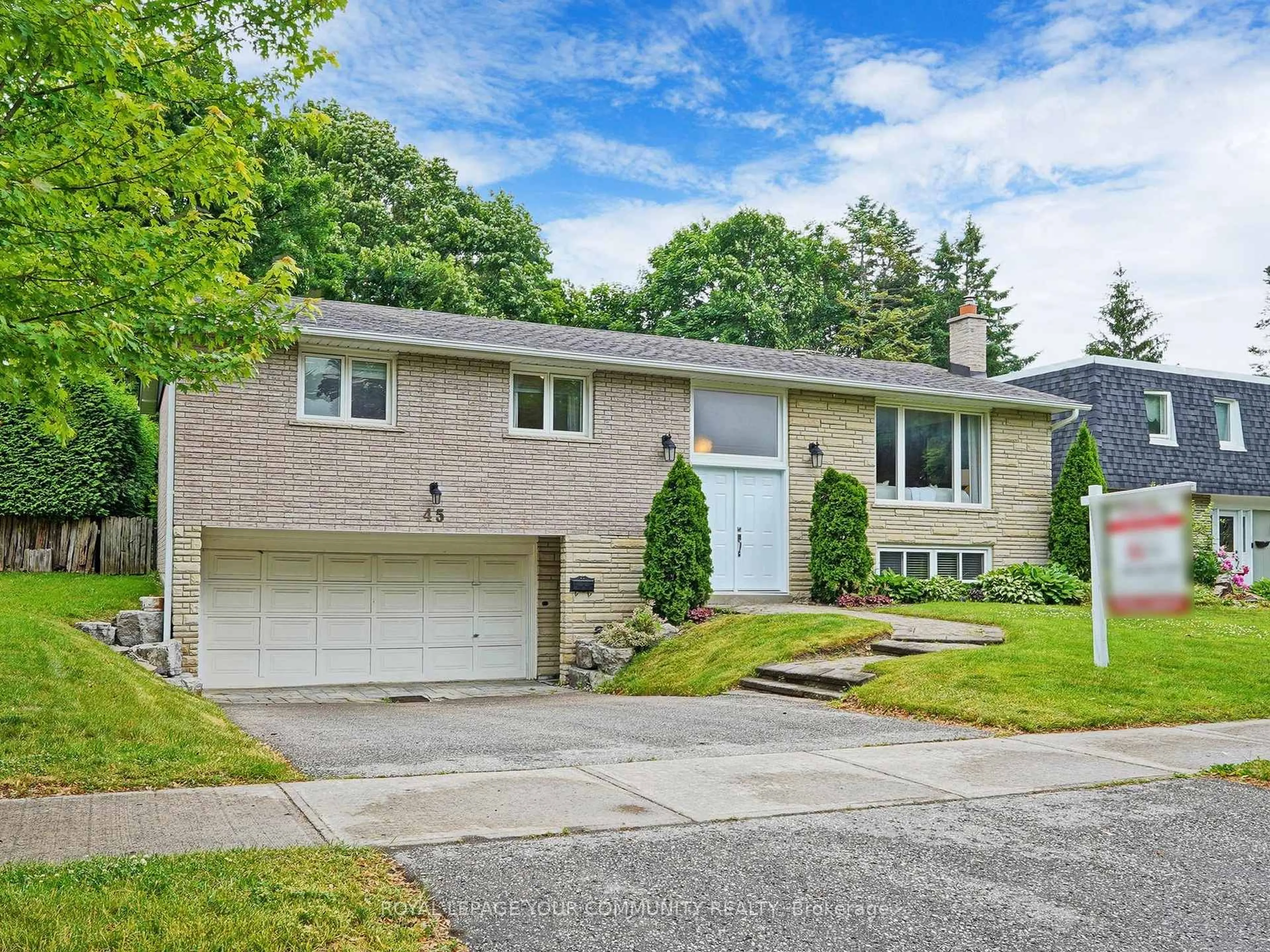 Home with vinyl exterior material, street for 45 Squire Baker's Lane, Markham Ontario L3P 3G8