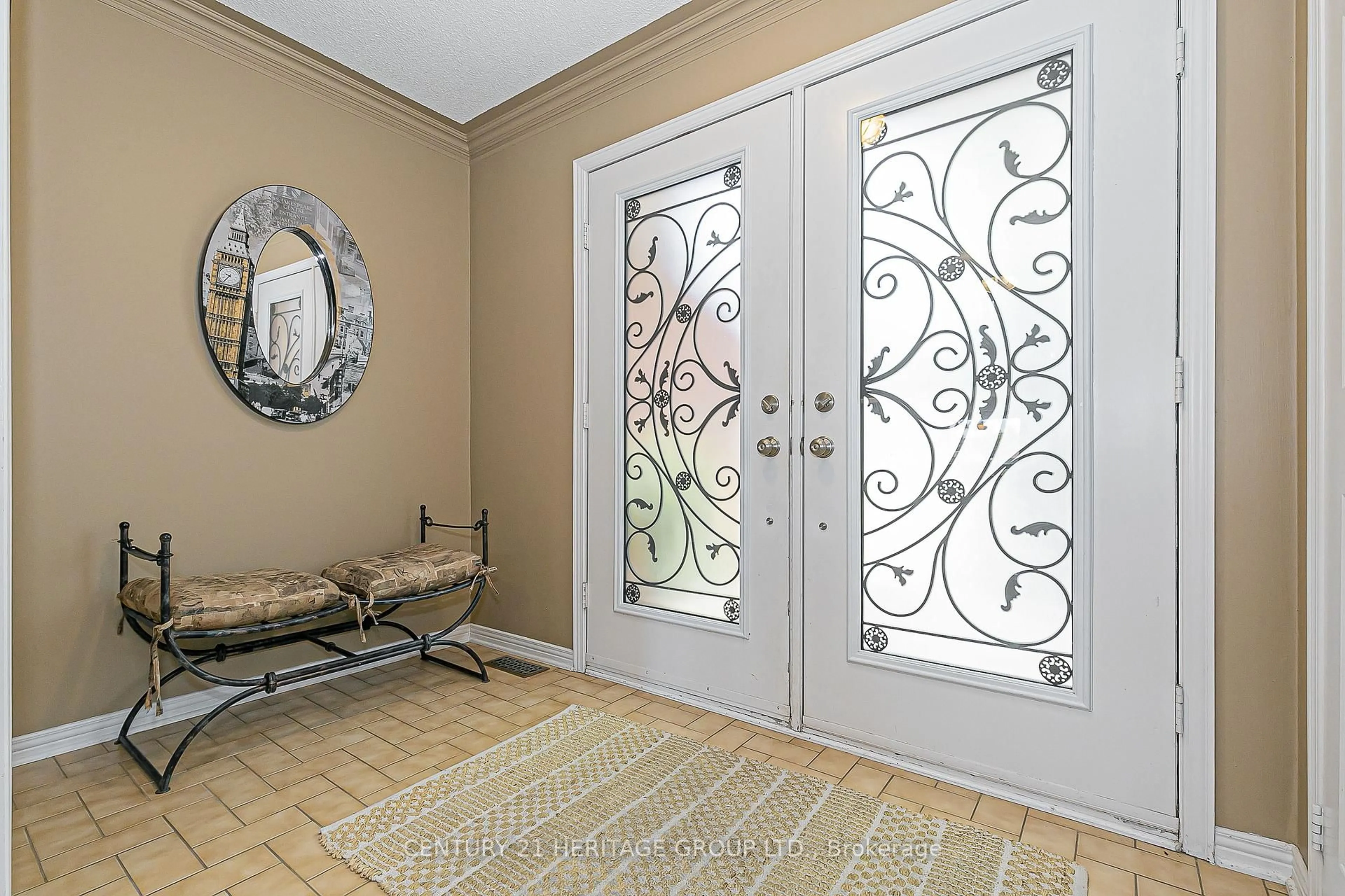 Indoor entryway for 152 Cranberry Lane, Aurora Ontario L4G 5Z4