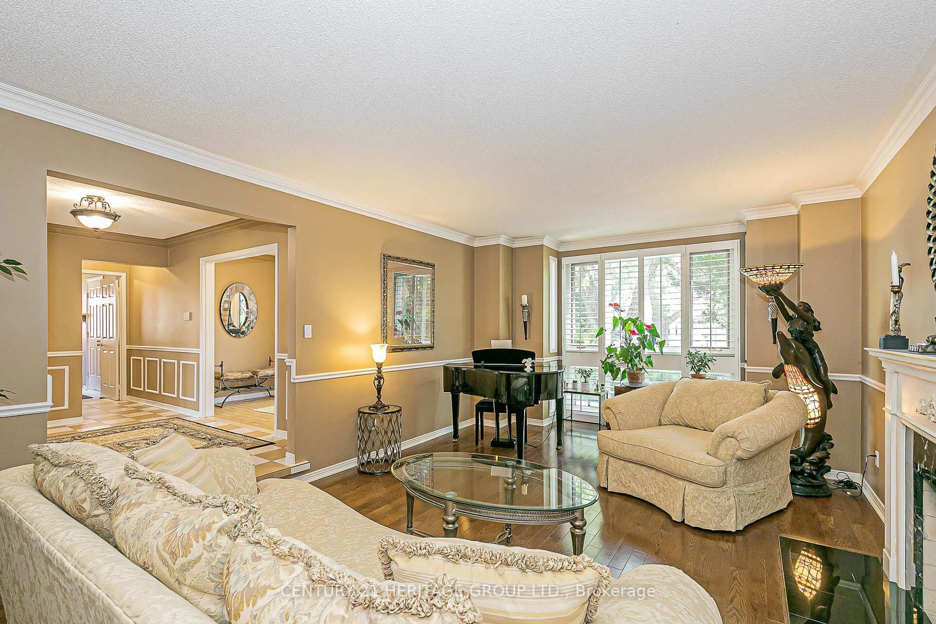 Living room with furniture, unknown for 152 Cranberry Lane, Aurora Ontario L4G 5Z4