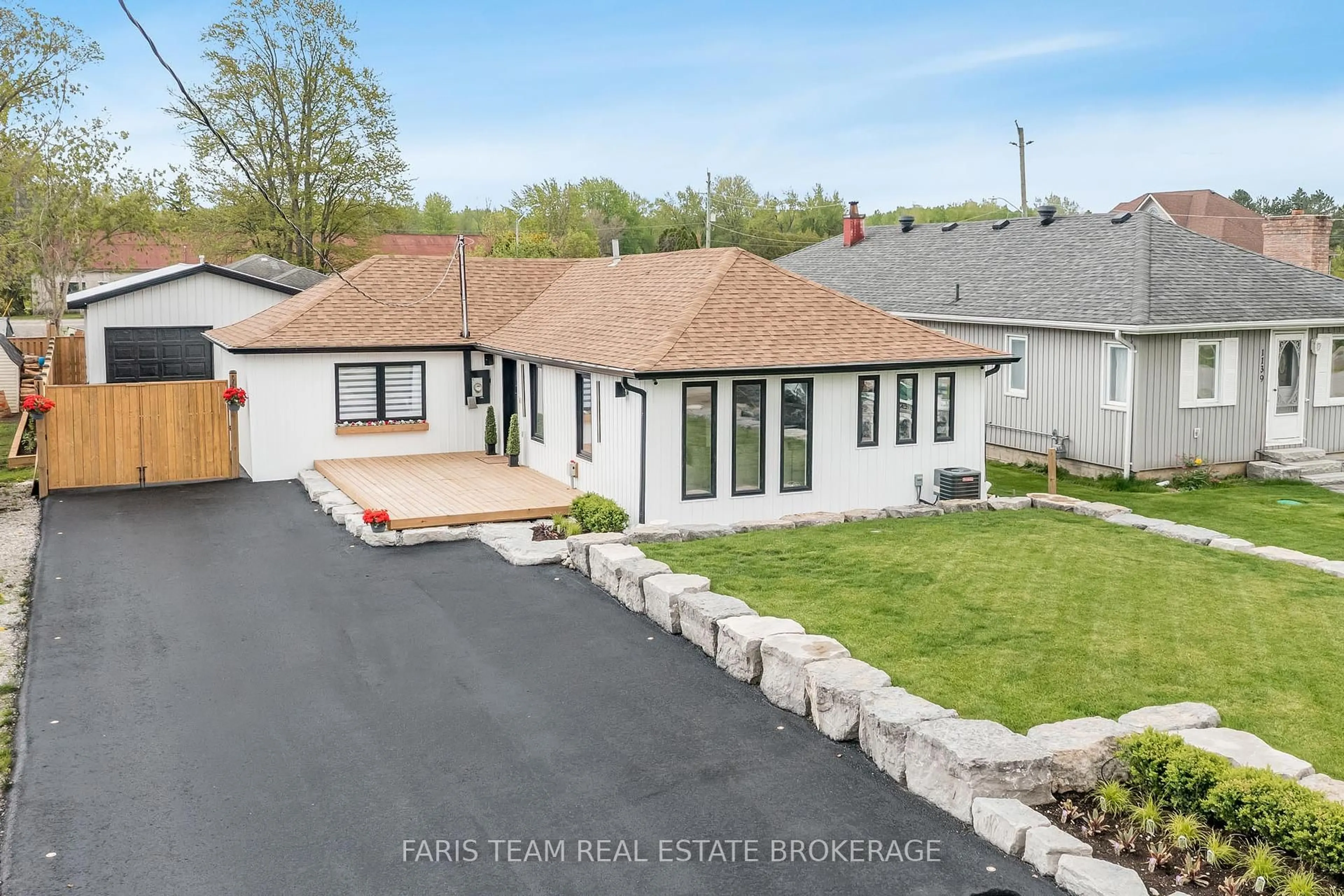 A pic from outside/outdoor area/front of a property/back of a property/a pic from drone, street for 1135 Poplar Dr, Innisfil Ontario L0L 1R0