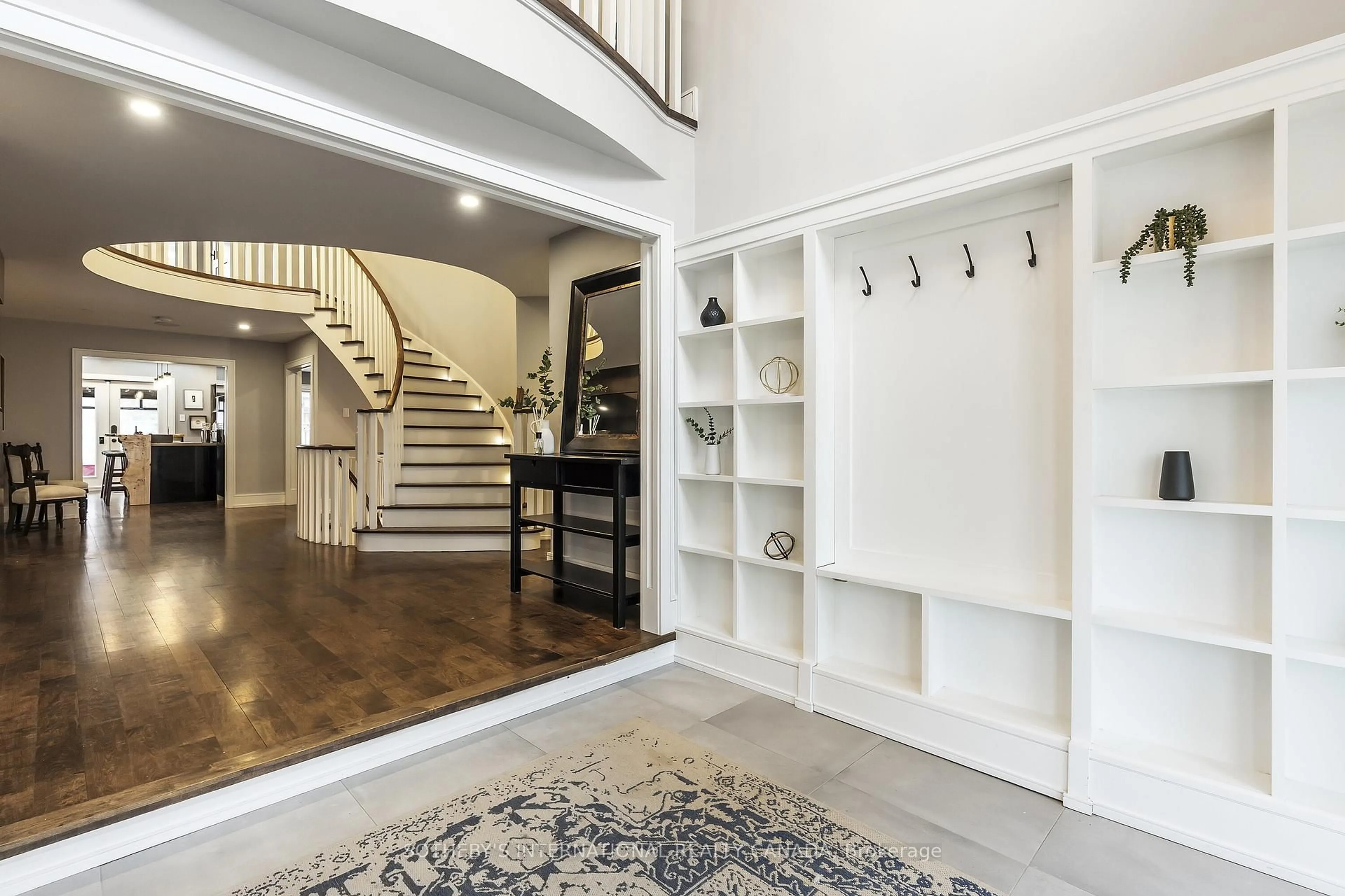Indoor entryway for 16 Eastgate Cres, Richmond Hill Ontario L4B 3G5
