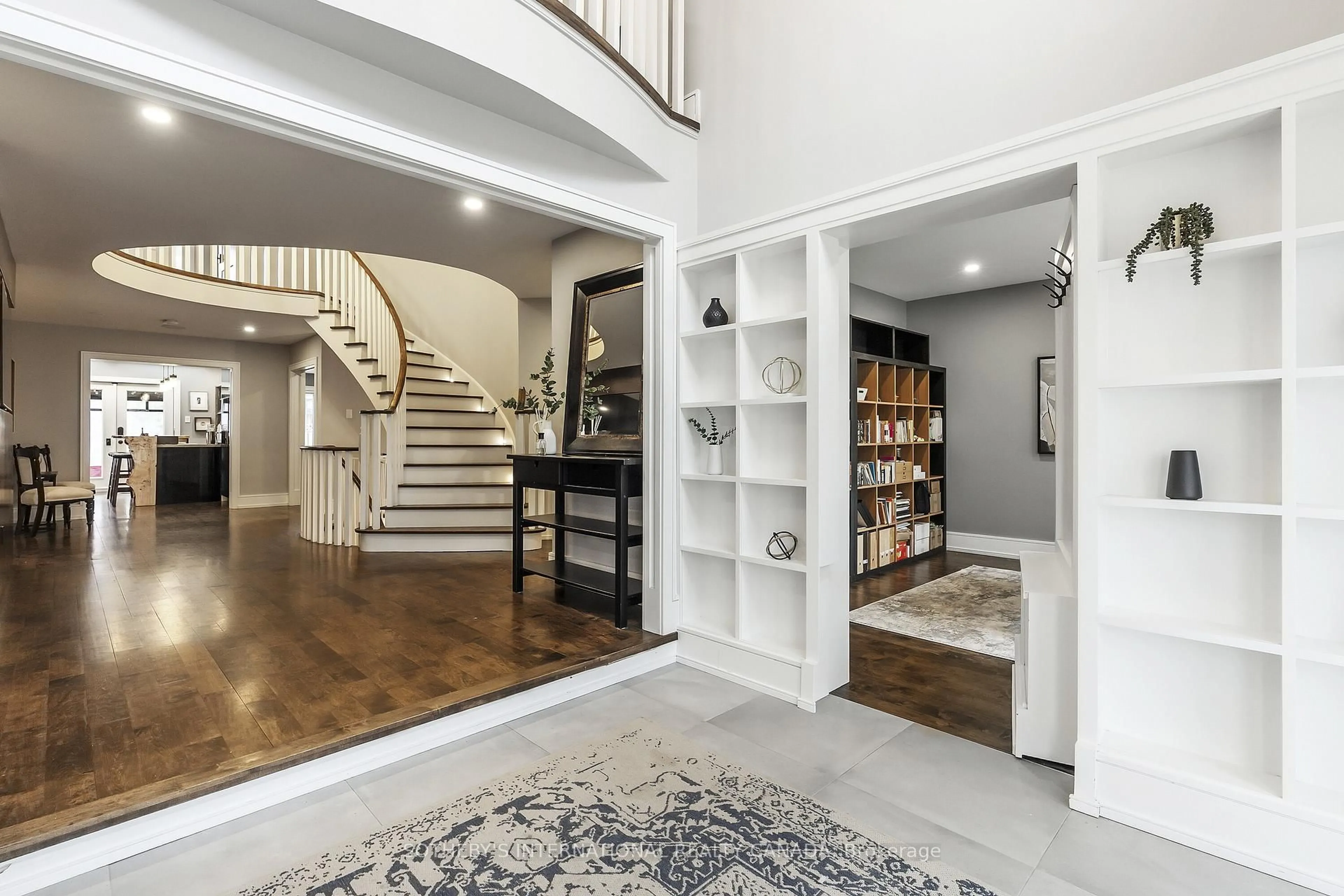 Indoor entryway for 16 Eastgate Cres, Richmond Hill Ontario L4B 3G5