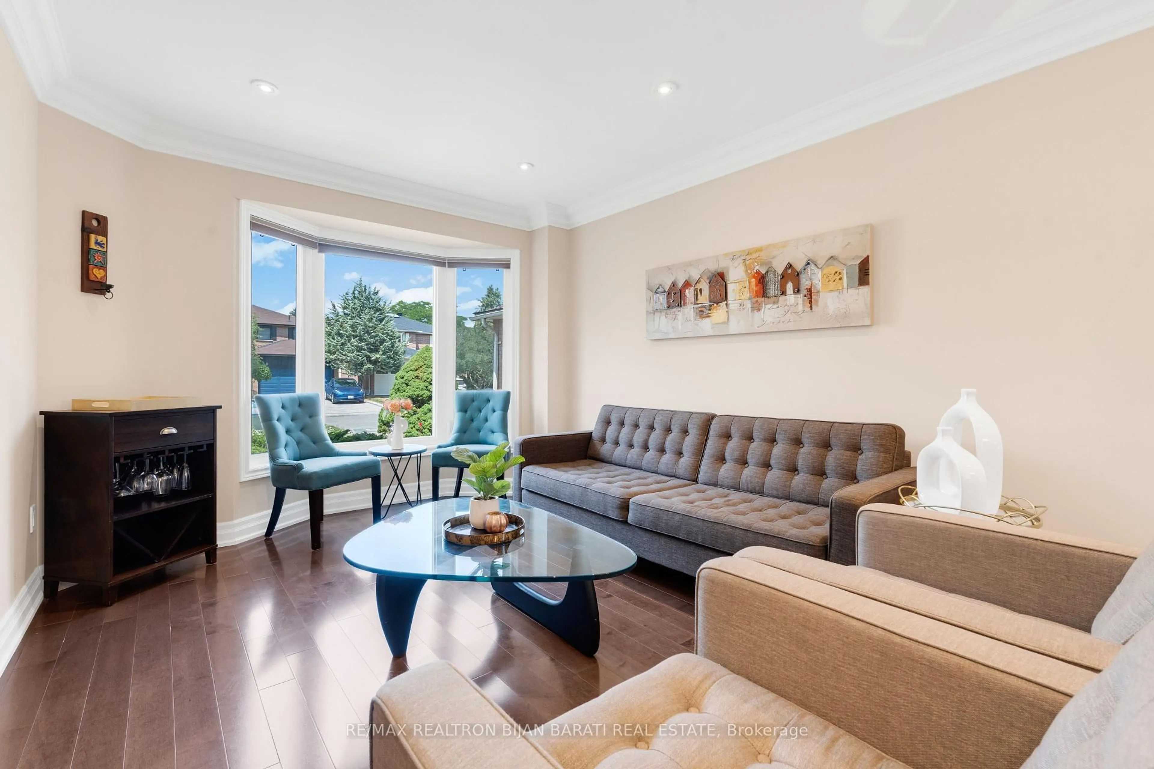 Living room with furniture, wood/laminate floor for 41 Dunbarton Crt, Richmond Hill Ontario L4C 8G2