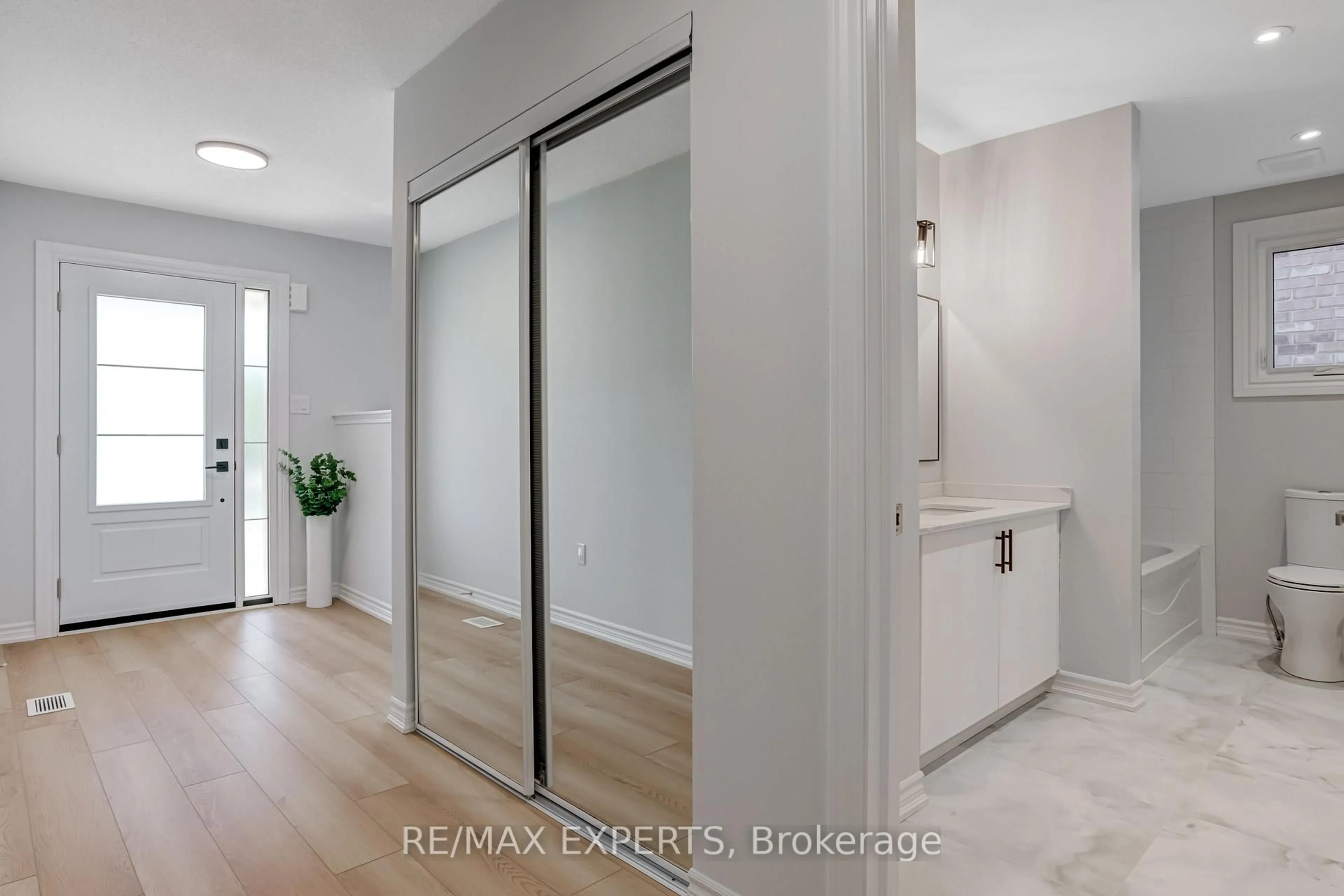 Indoor entryway for 1972 Prince Crt, Innisfil Ontario L9S 0E7