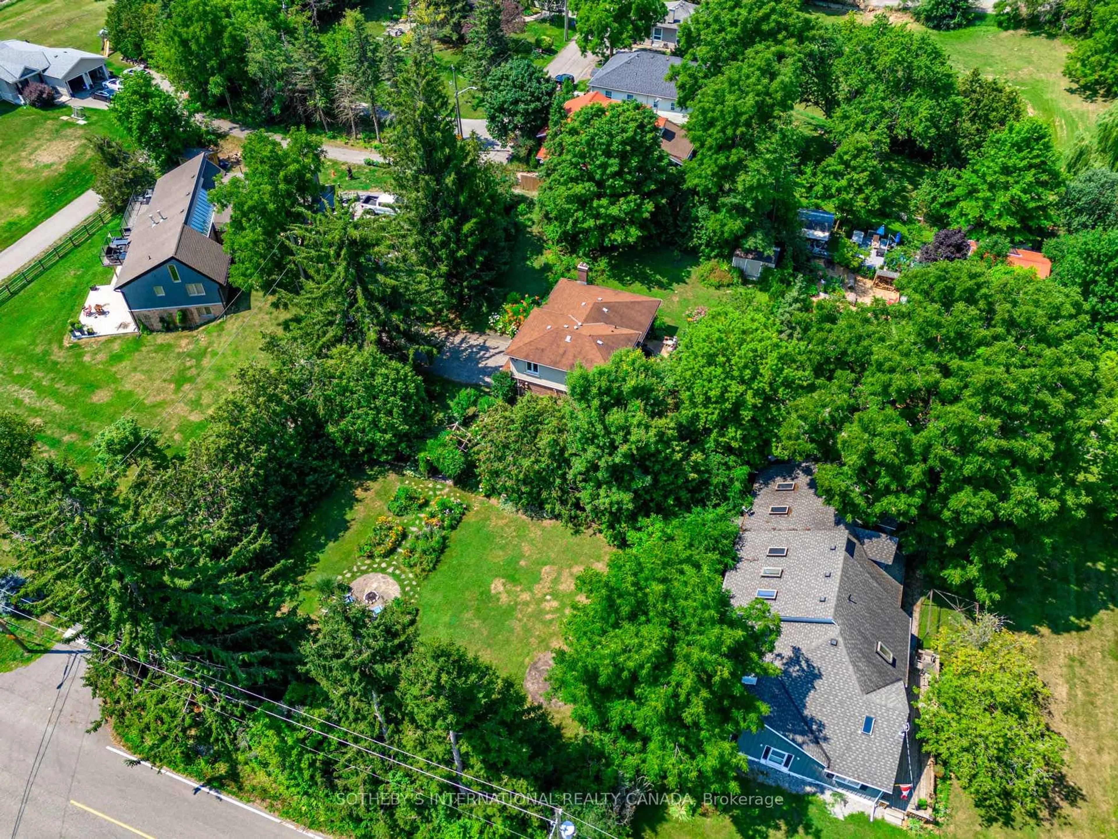 A pic from outside/outdoor area/front of a property/back of a property/a pic from drone, street for 80 Centre St, King Ontario L0G 1T0