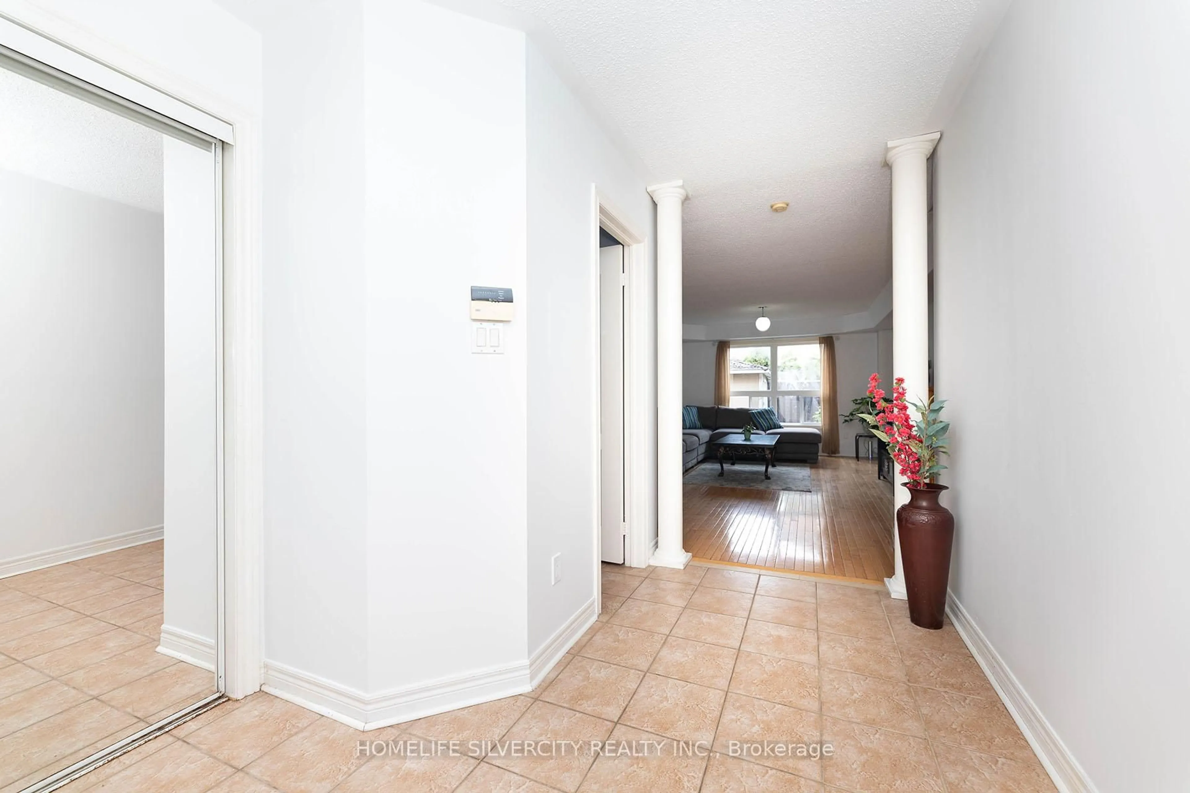 Indoor foyer for 182 Tierra Ave, Vaughan Ontario L6A 3H7