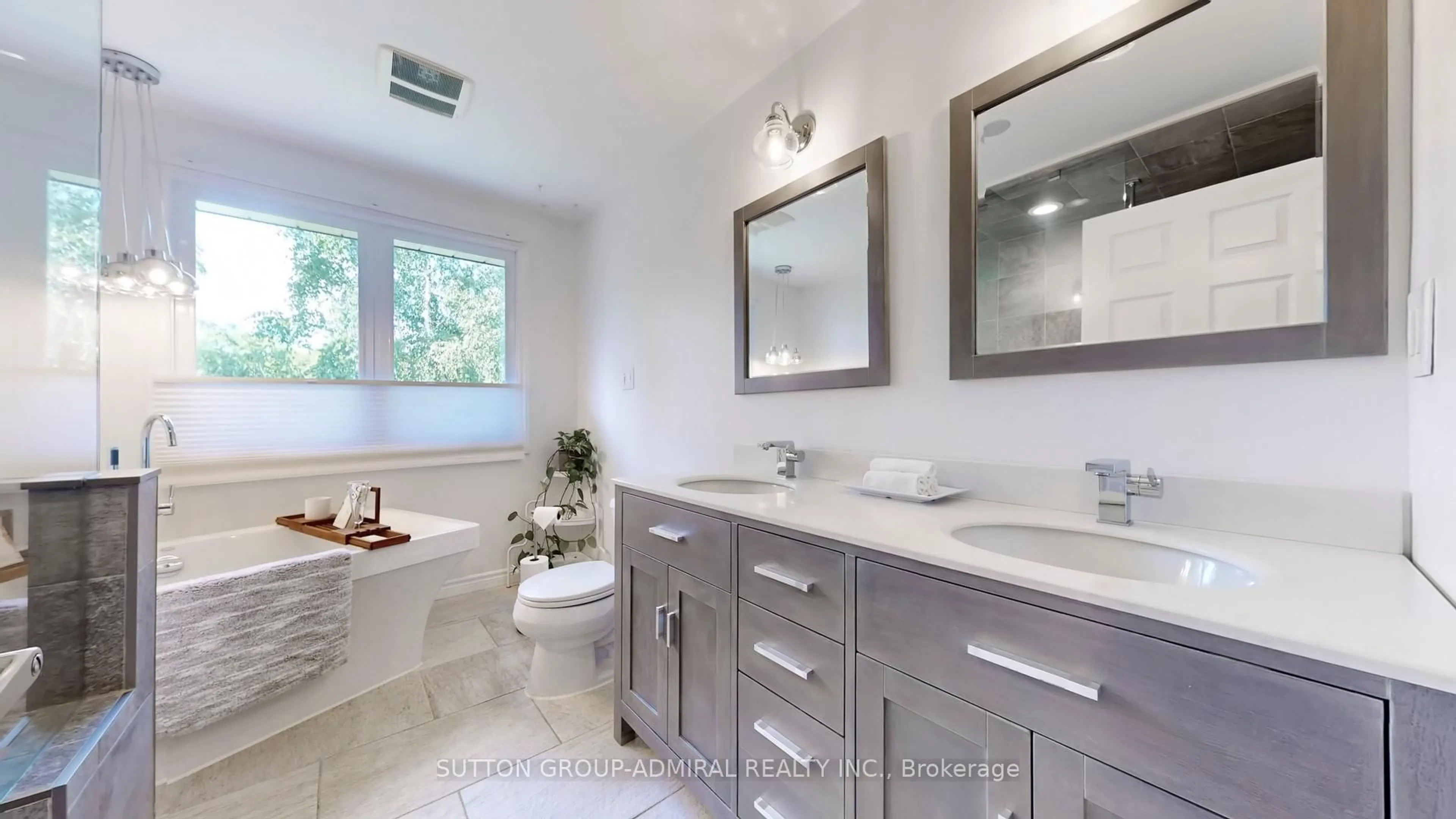 Contemporary bathroom, ceramic/tile floor for 8 Balmoral Hts, East Gwillimbury Ontario L0G 1R0