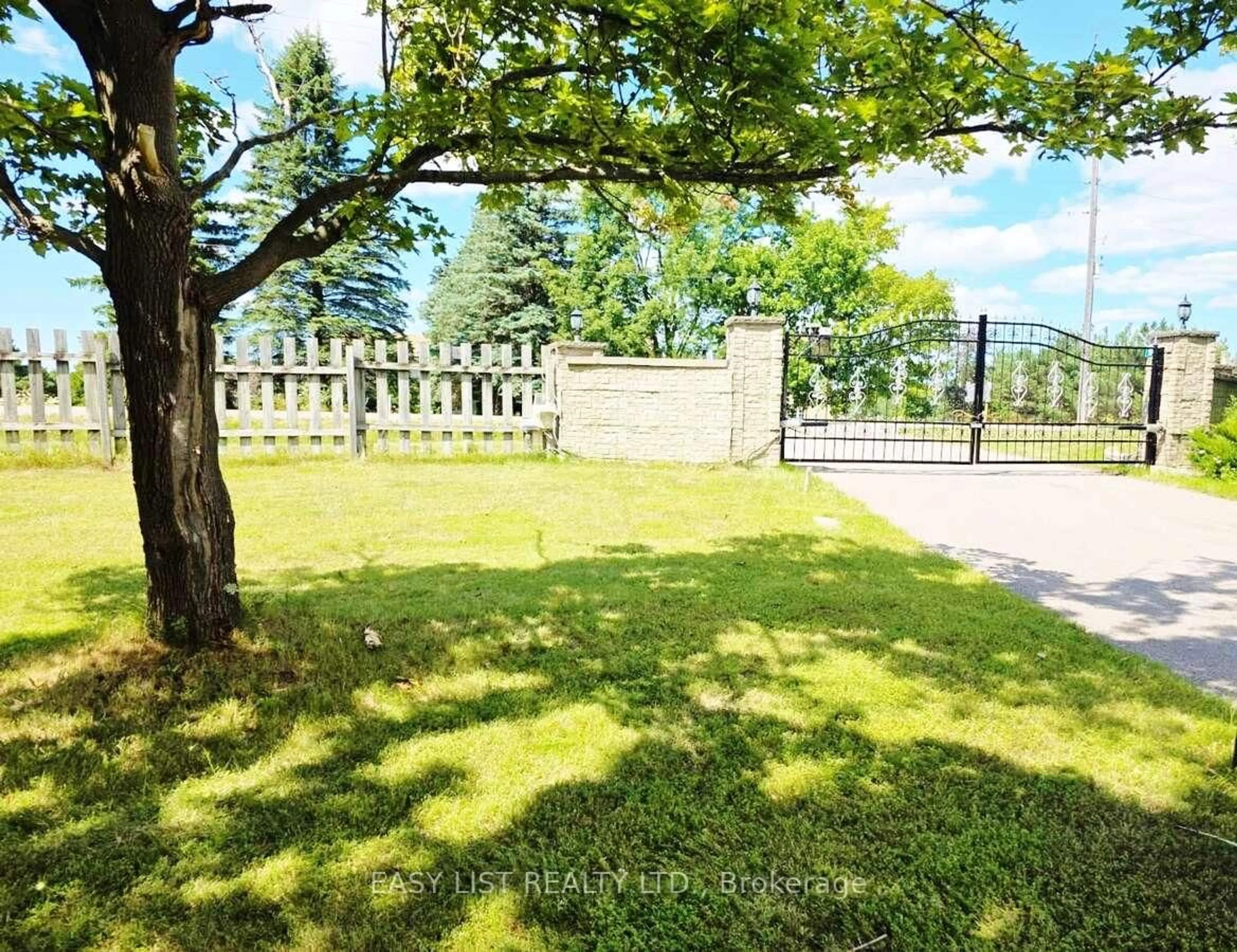 A pic from outside/outdoor area/front of a property/back of a property/a pic from drone, unknown for 661 Regional Rd 21, Uxbridge Ontario L9L 1B5
