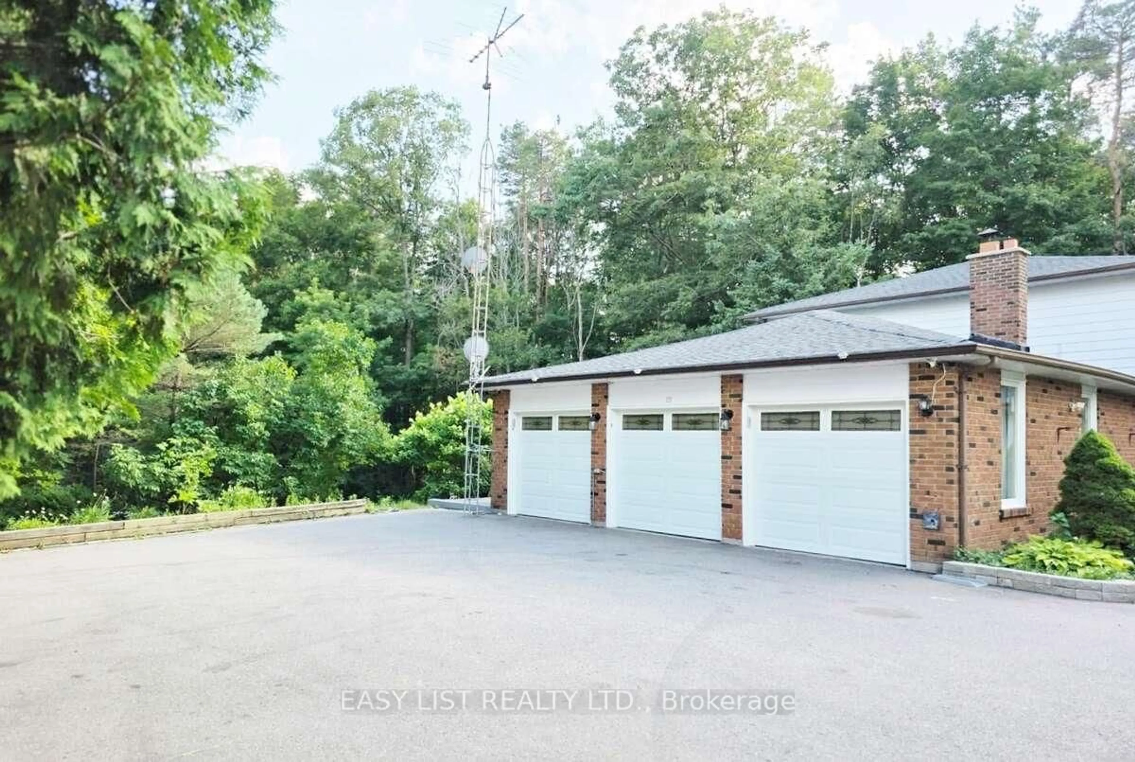 Indoor garage for 661 Regional Rd 21, Uxbridge Ontario L9L 1B5