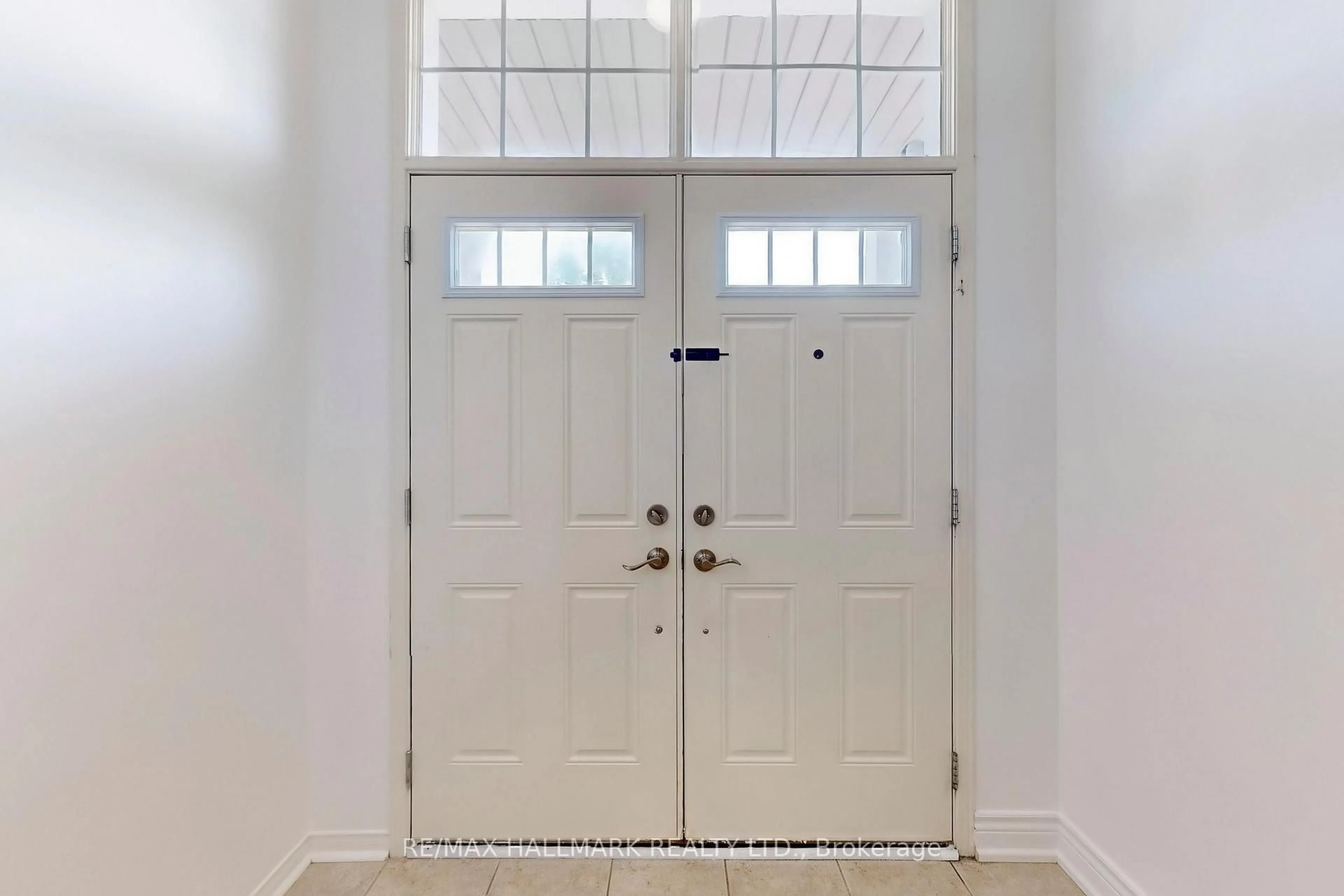 Indoor entryway for 10 Chambersburg Way, Whitchurch-Stouffville Ontario L4A 0P3