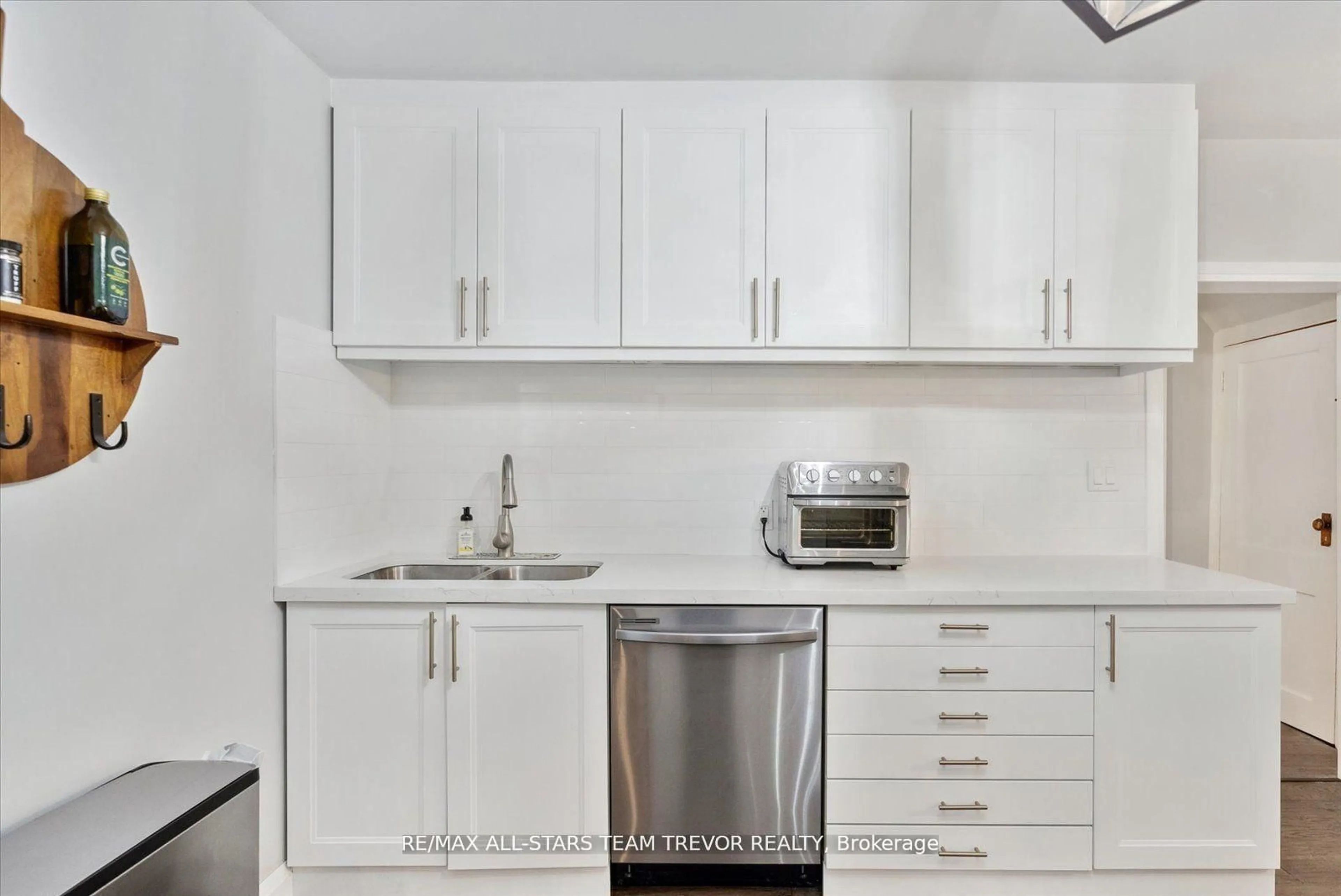 Standard kitchen, unknown for 380A Main St, King Ontario L0G 1T0