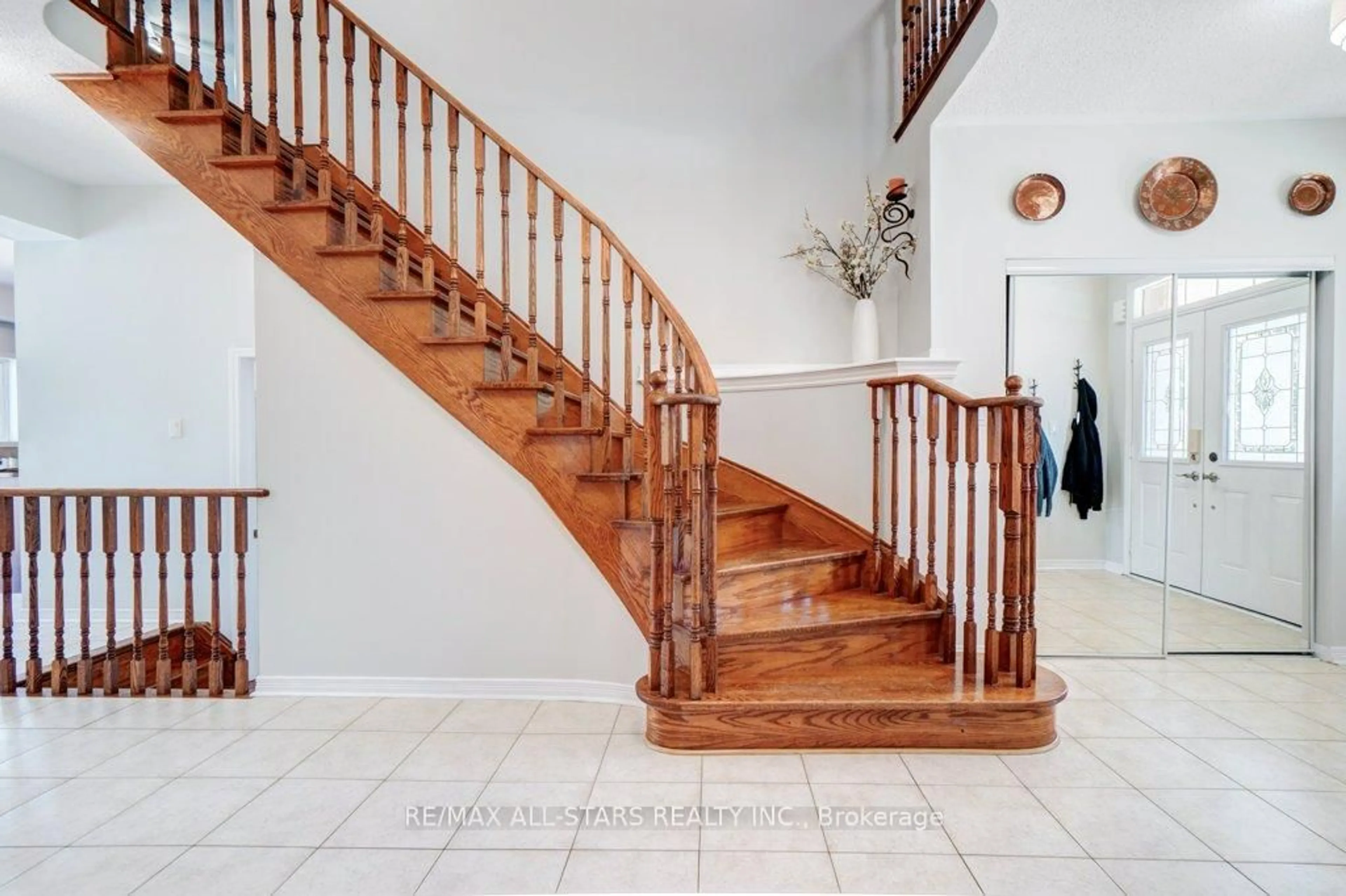 Stairs for 54 Cosmos Ave, Uxbridge Ontario L9P 1Z1