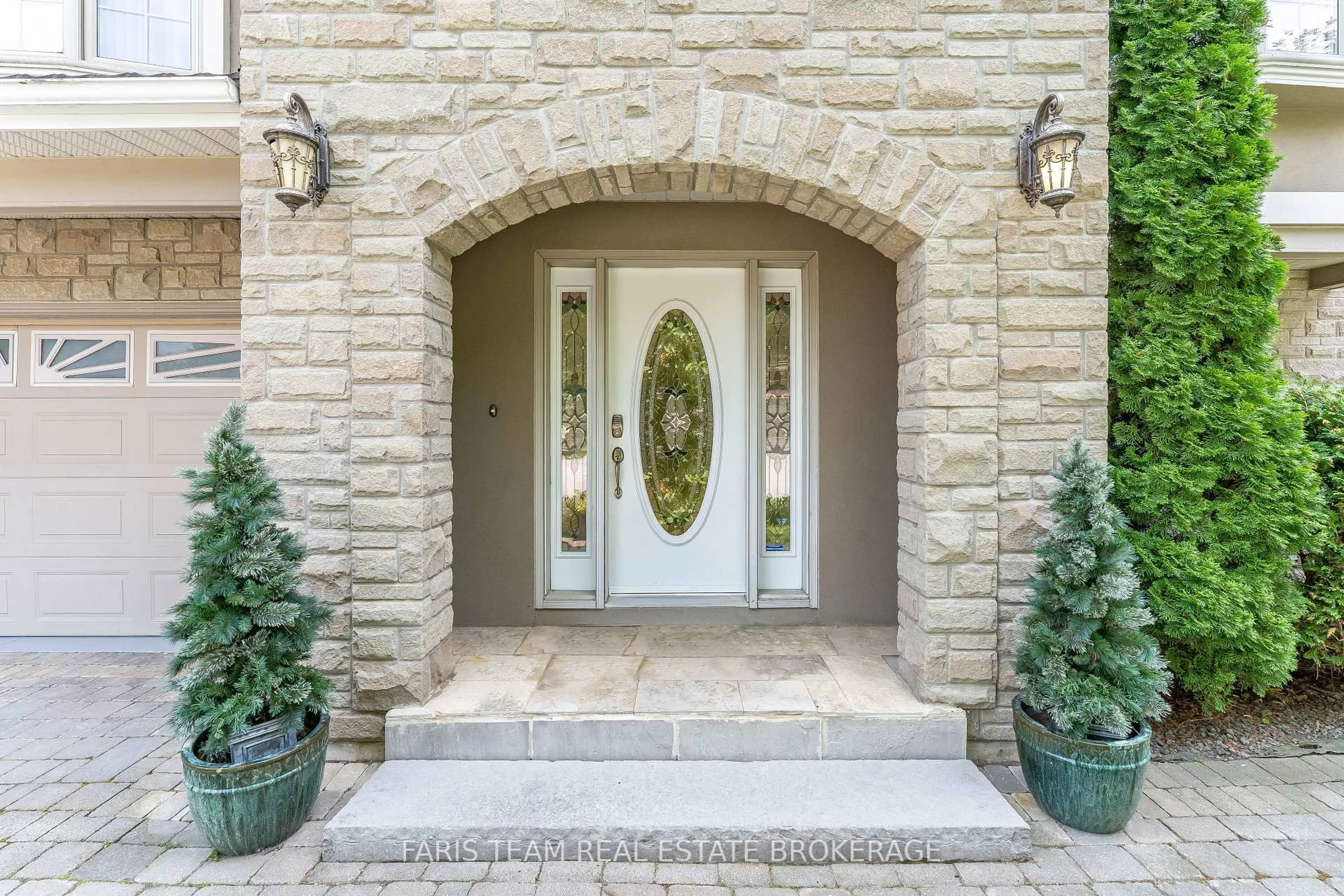 Indoor entryway for 82 Derby Crt, Newmarket Ontario L3Y 5Z9