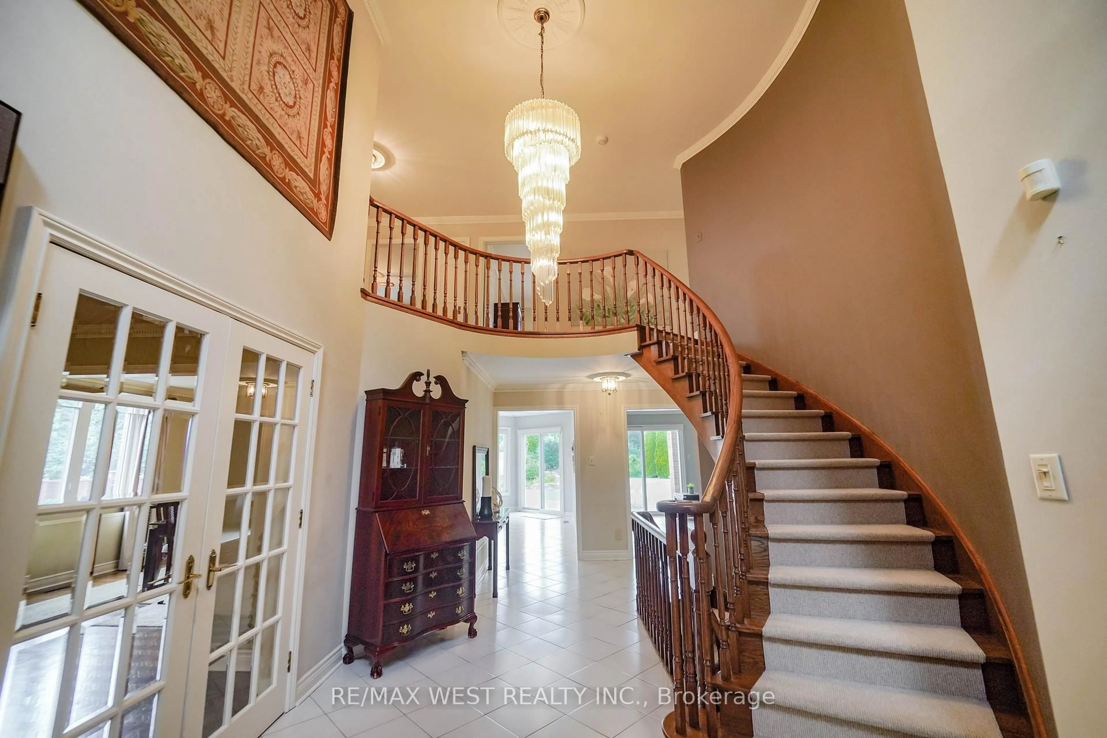 Indoor foyer for 28 Bridgend Crt, Vaughan Ontario L4L 3L3