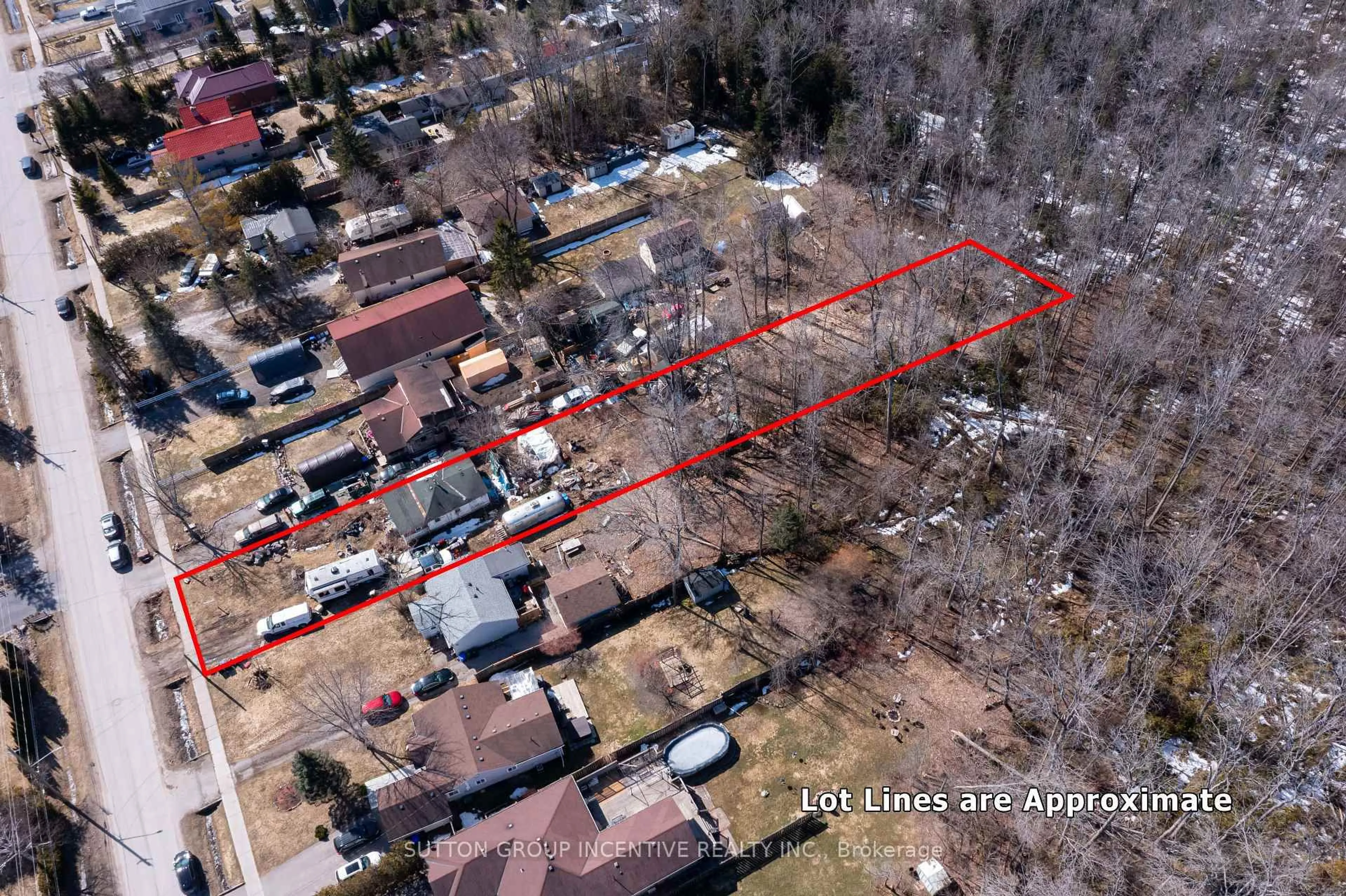 A pic from outside/outdoor area/front of a property/back of a property/a pic from drone, street for 2766 Ireton St, Innisfil Ontario L9S 2J2
