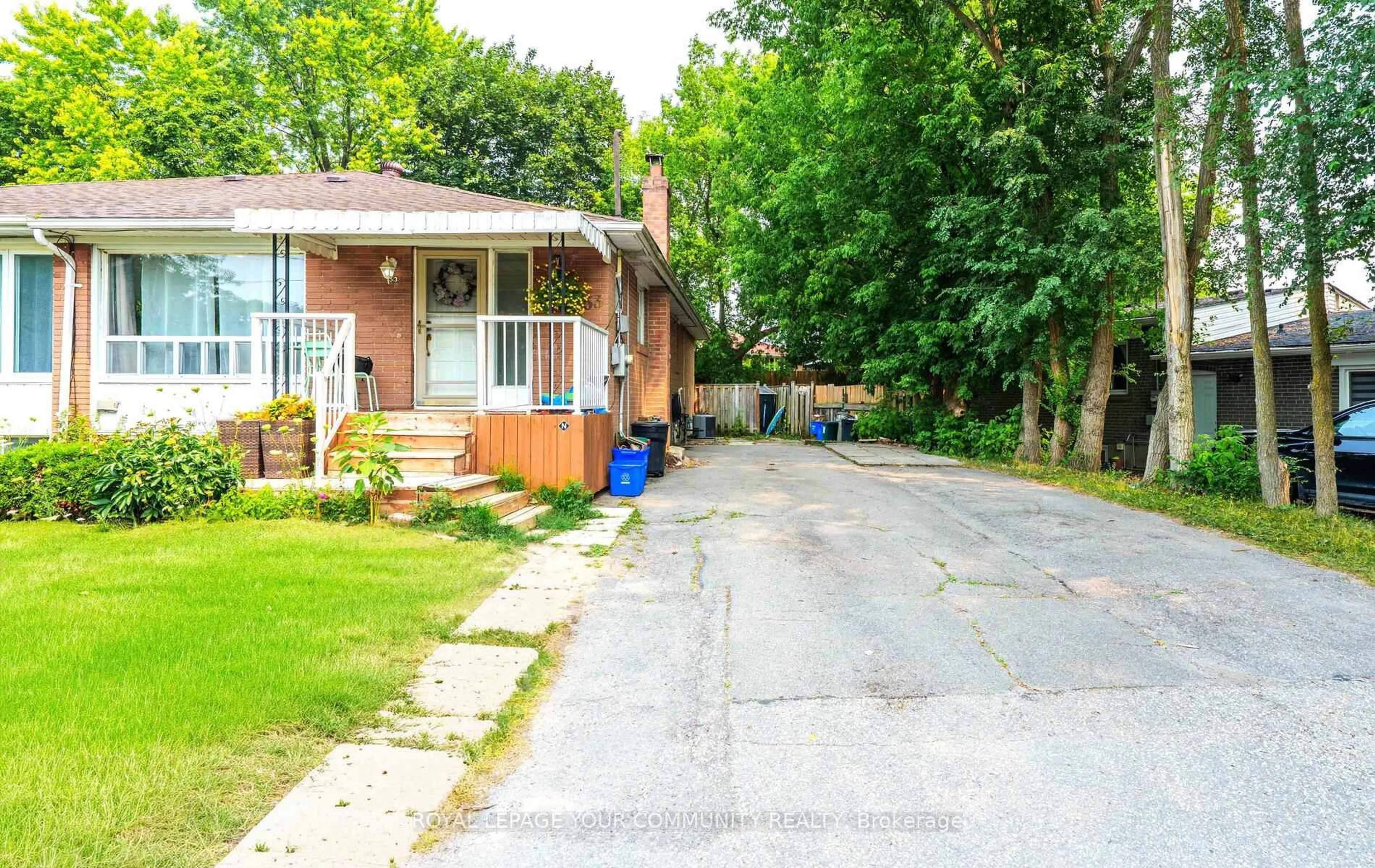 Patio, street for 53 Newbury Dr, Newmarket Ontario L3Y 4P9