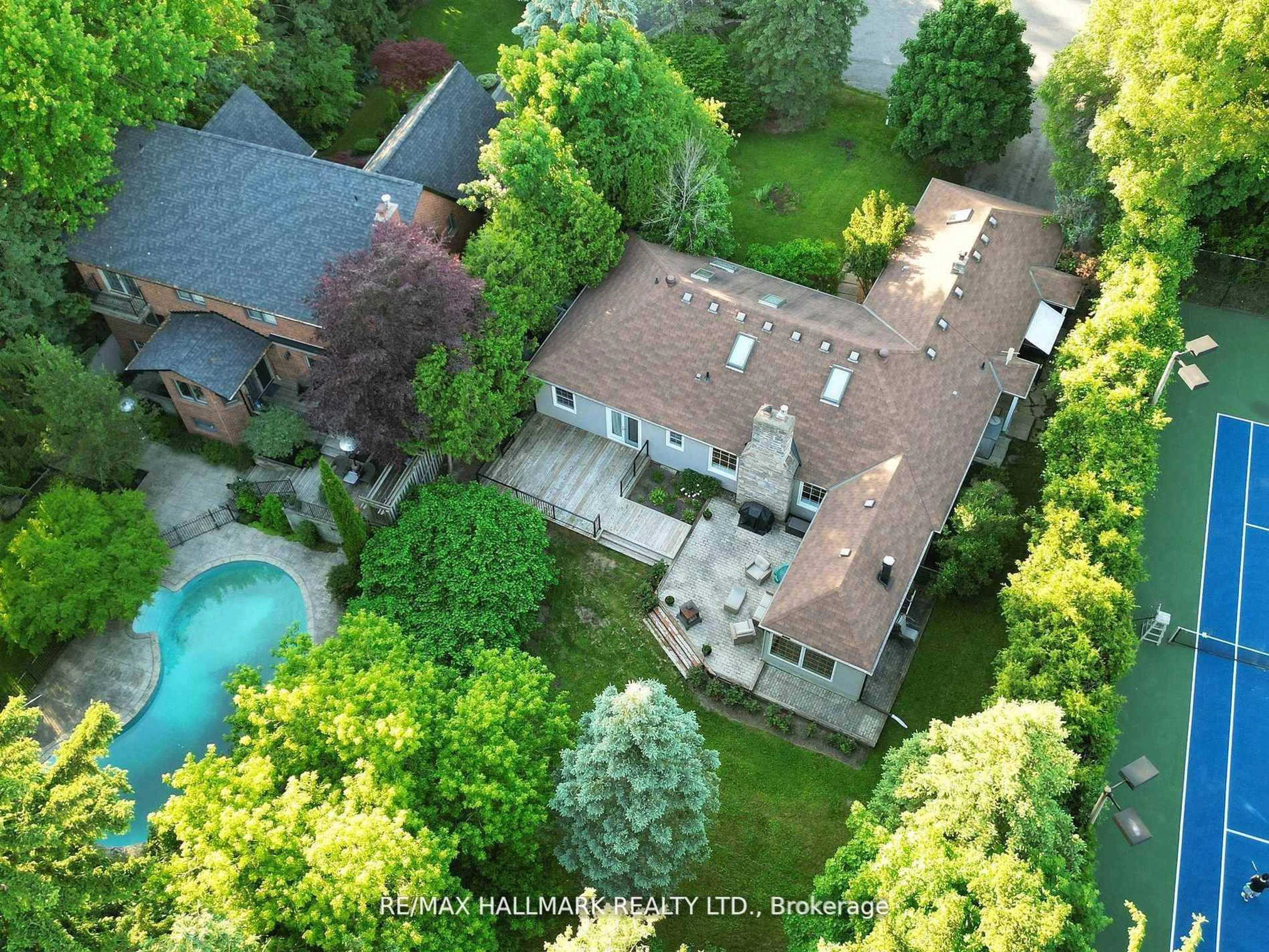 A pic from outside/outdoor area/front of a property/back of a property/a pic from drone, street for 109 Highland Lane, Richmond Hill Ontario L4C 3S1