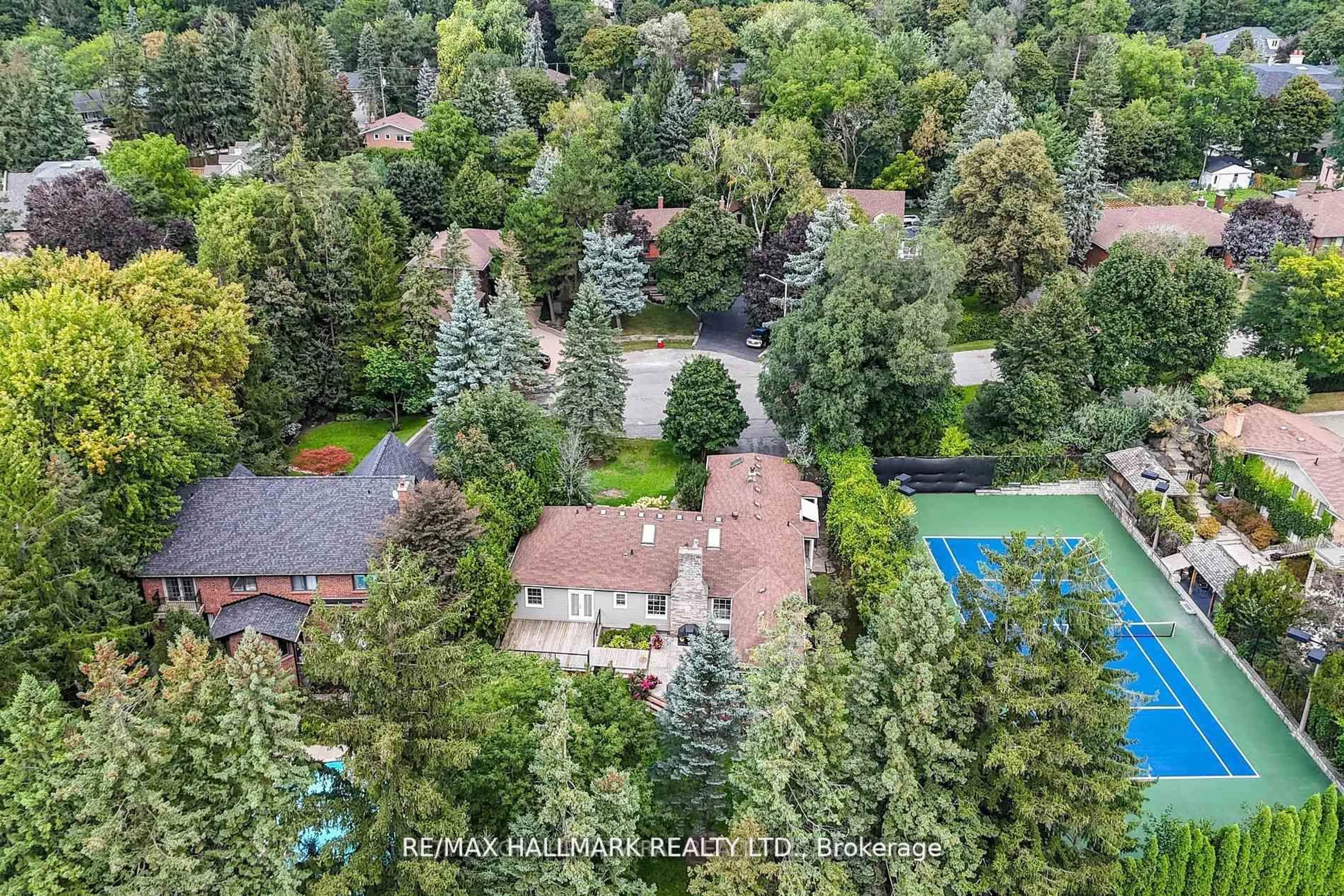 A pic from outside/outdoor area/front of a property/back of a property/a pic from drone, forest/trees view for 109 Highland Lane, Richmond Hill Ontario L4C 3S1