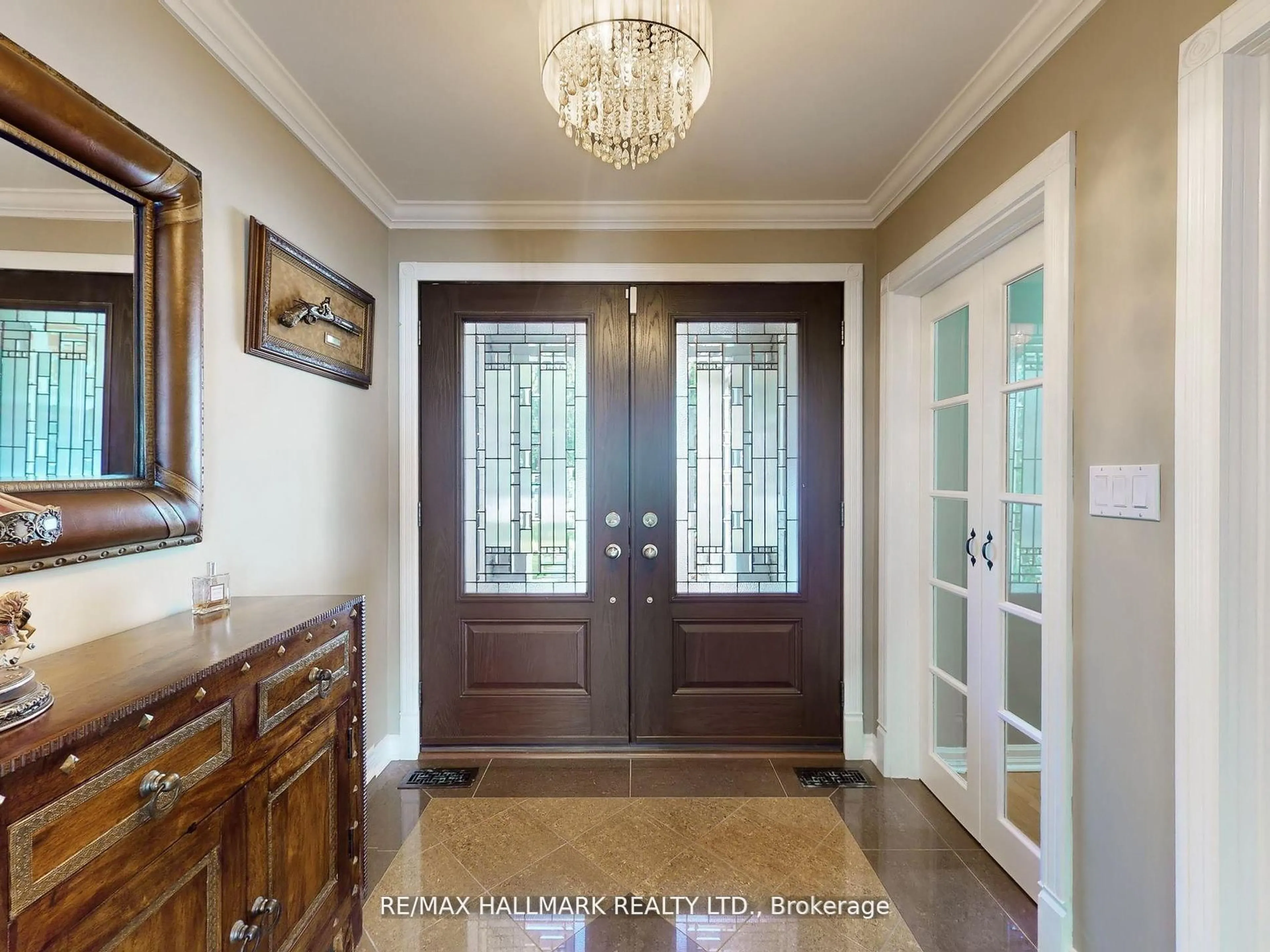 Indoor entryway for 109 Highland Lane, Richmond Hill Ontario L4C 3S1