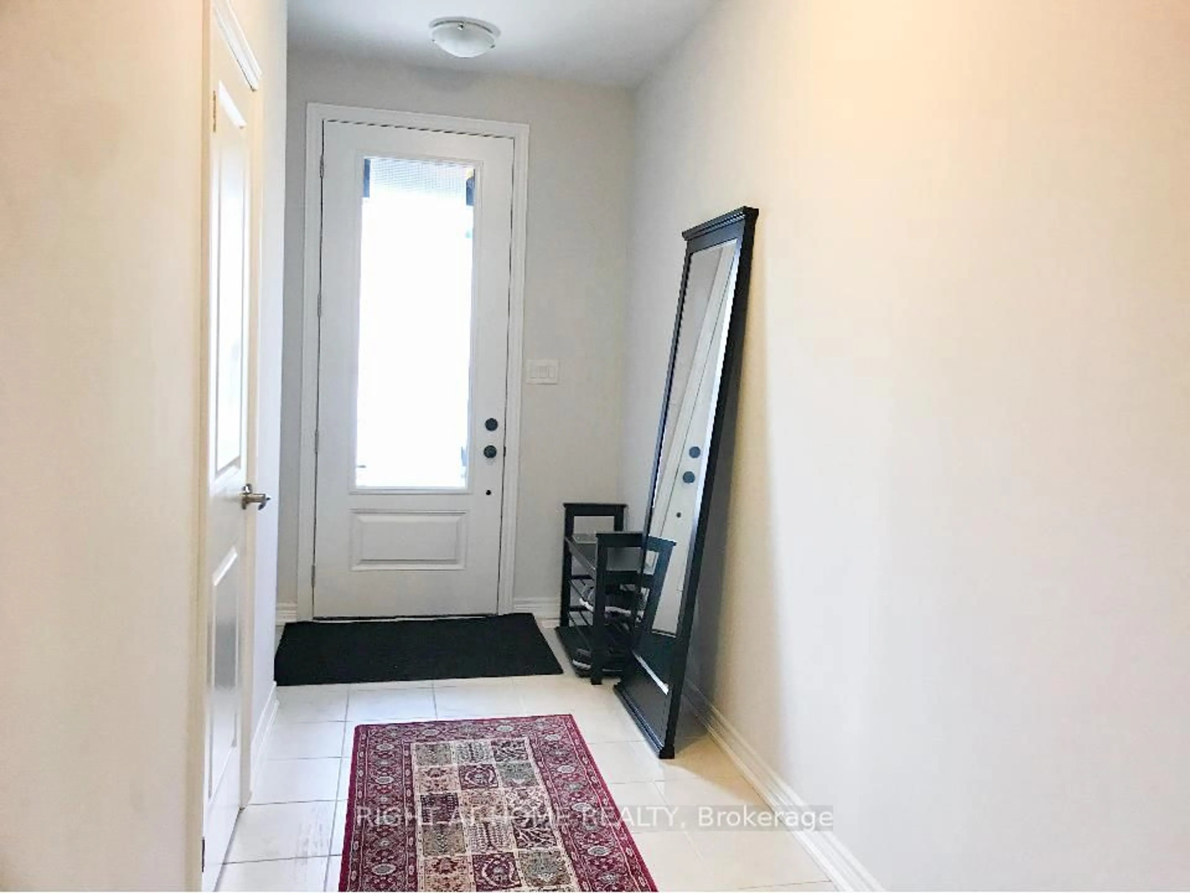 Indoor entryway for 2122 Dale Rd, Innisfil Ontario L9S 0L4