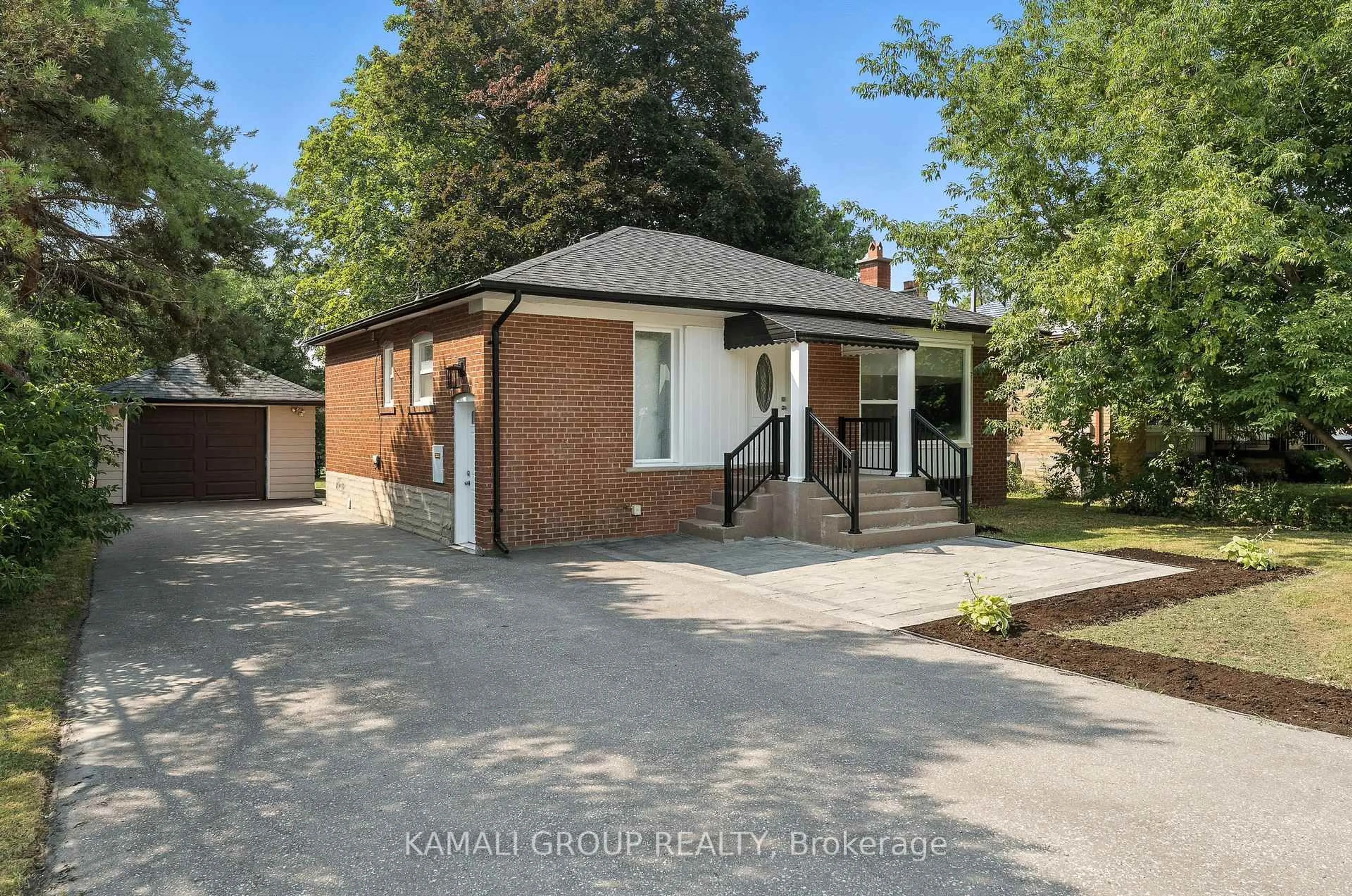 Home with brick exterior material, street for 162 Queen St, Newmarket Ontario L3Y 2E8