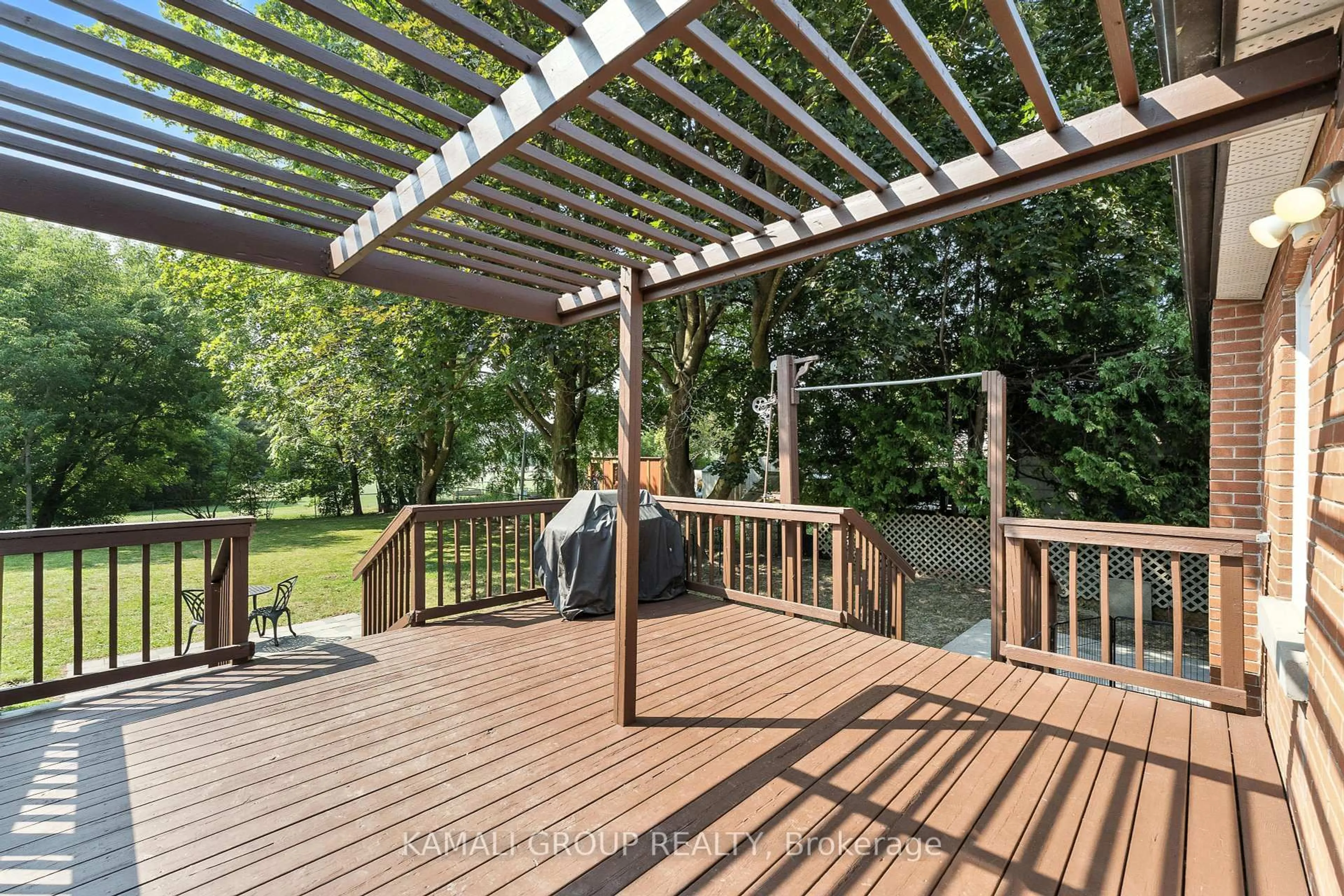 Patio, forest/trees view for 162 Queen St, Newmarket Ontario L3Y 2E8