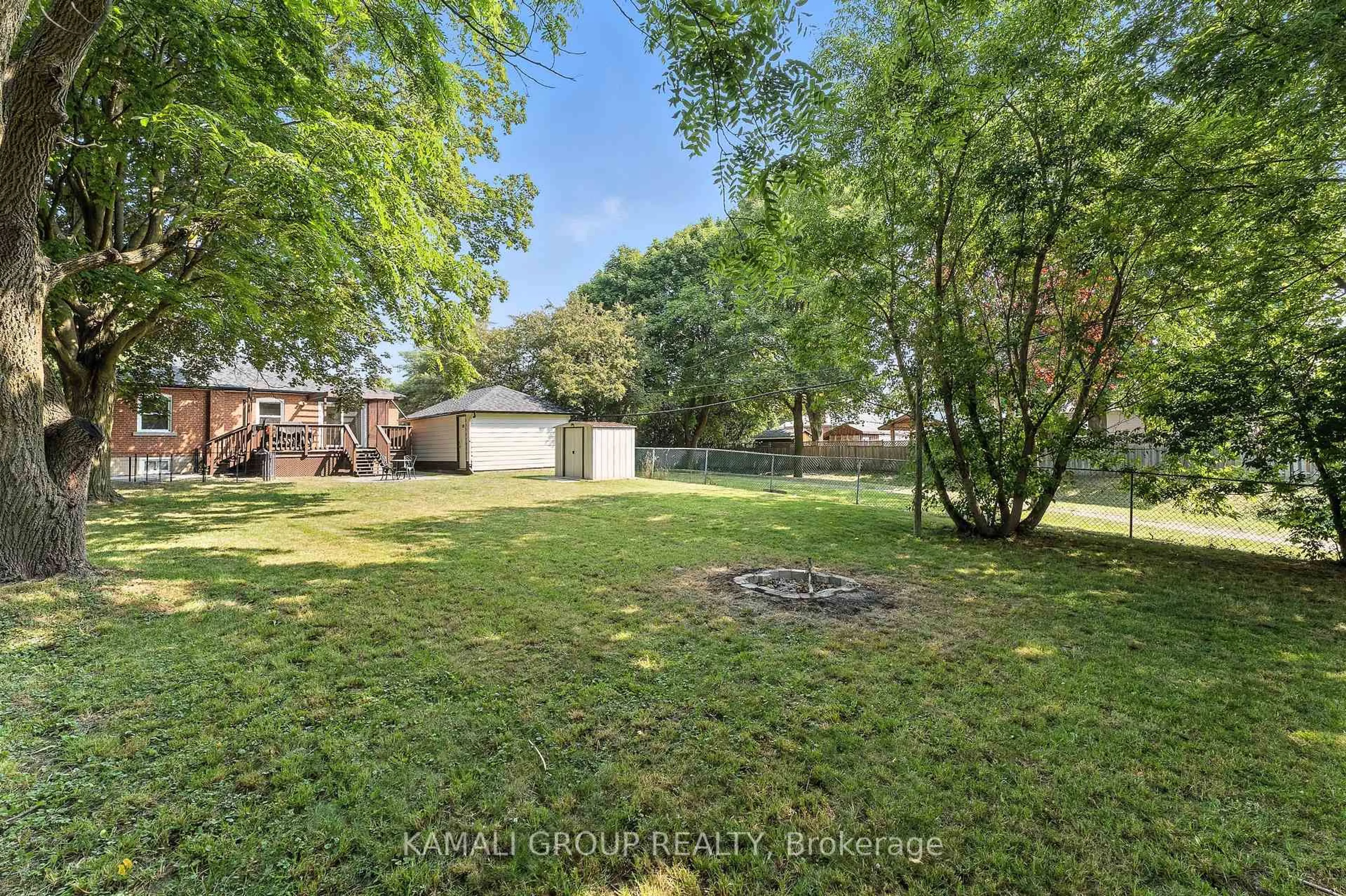 A pic from outside/outdoor area/front of a property/back of a property/a pic from drone, unknown for 162 Queen St, Newmarket Ontario L3Y 2E8