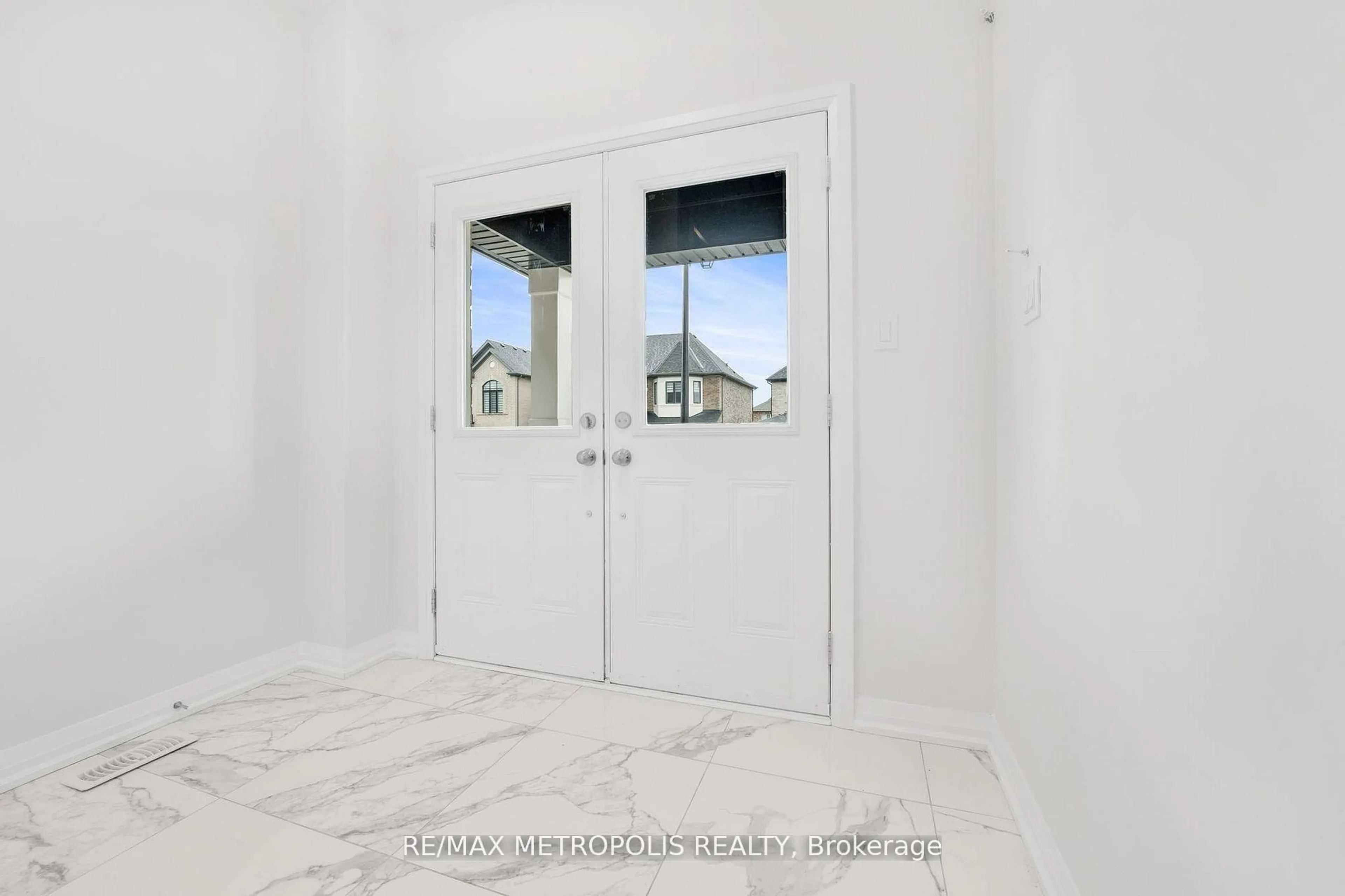 Indoor entryway for 1372 Harrington St, Innisfil Ontario L0L 1W0