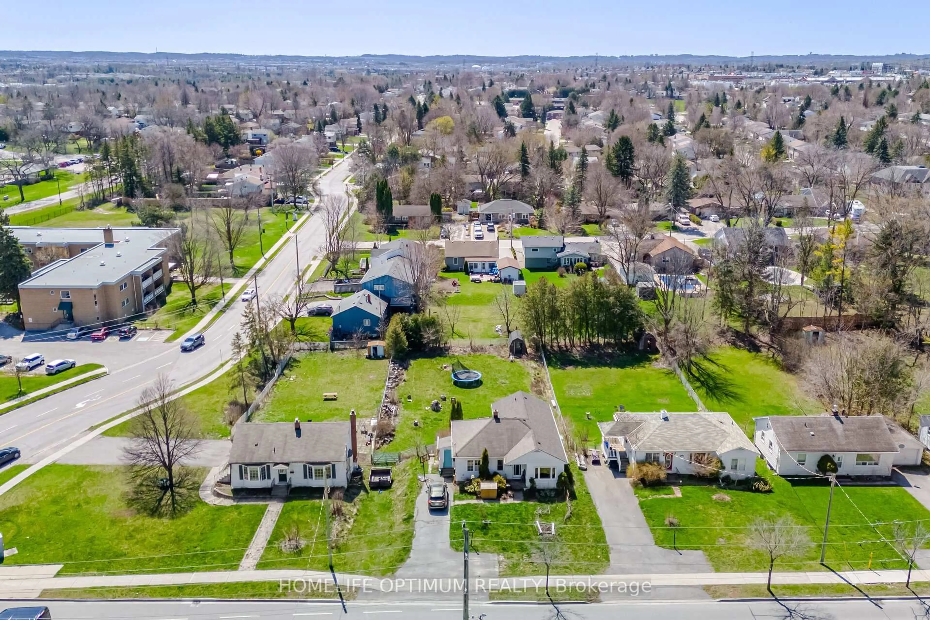 A pic from outside/outdoor area/front of a property/back of a property/a pic from drone, street for 132 Eagle St, Newmarket Ontario L3Y 1J4