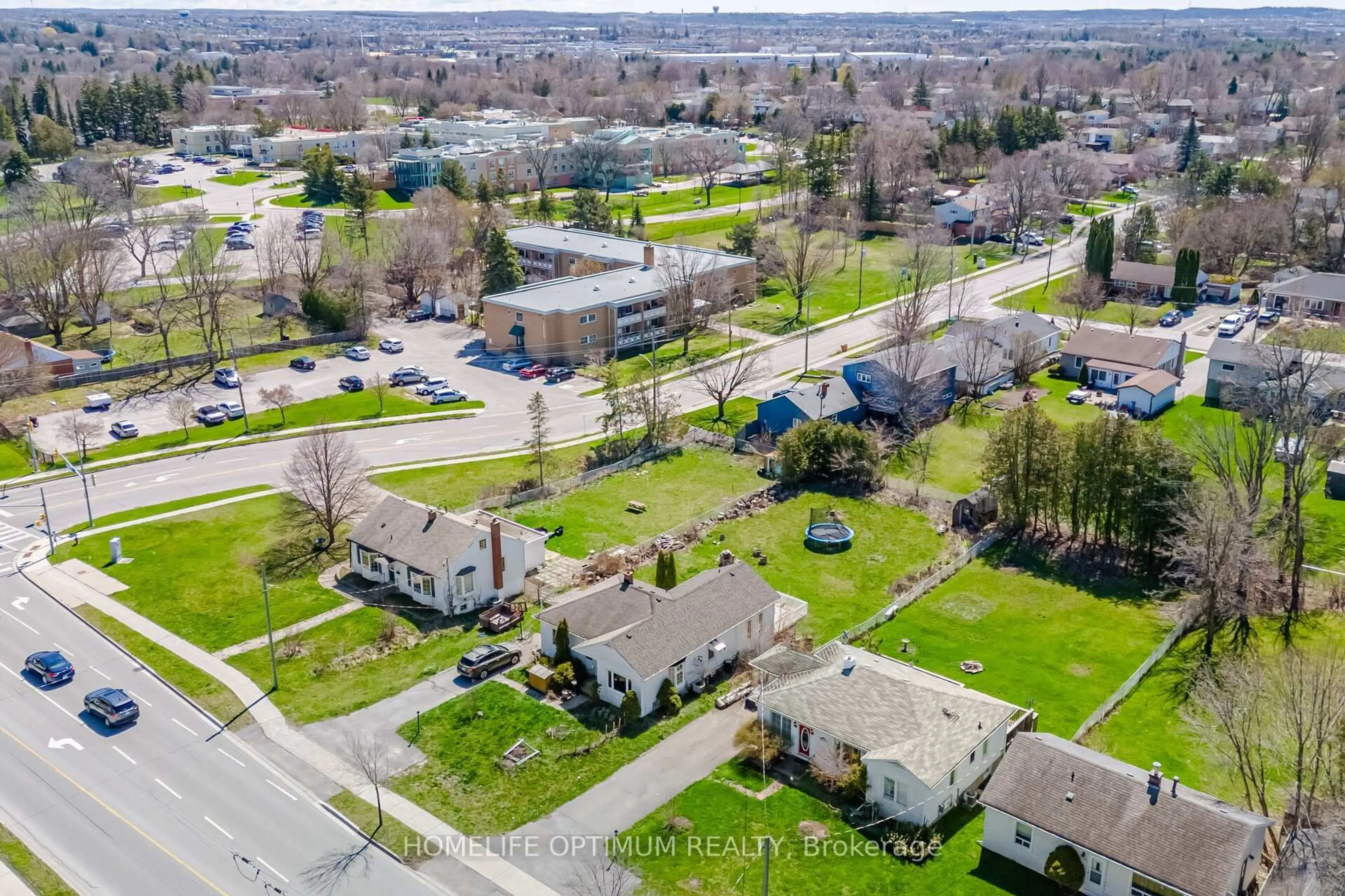 A pic from outside/outdoor area/front of a property/back of a property/a pic from drone, street for 132 Eagle St, Newmarket Ontario L3Y 1J4