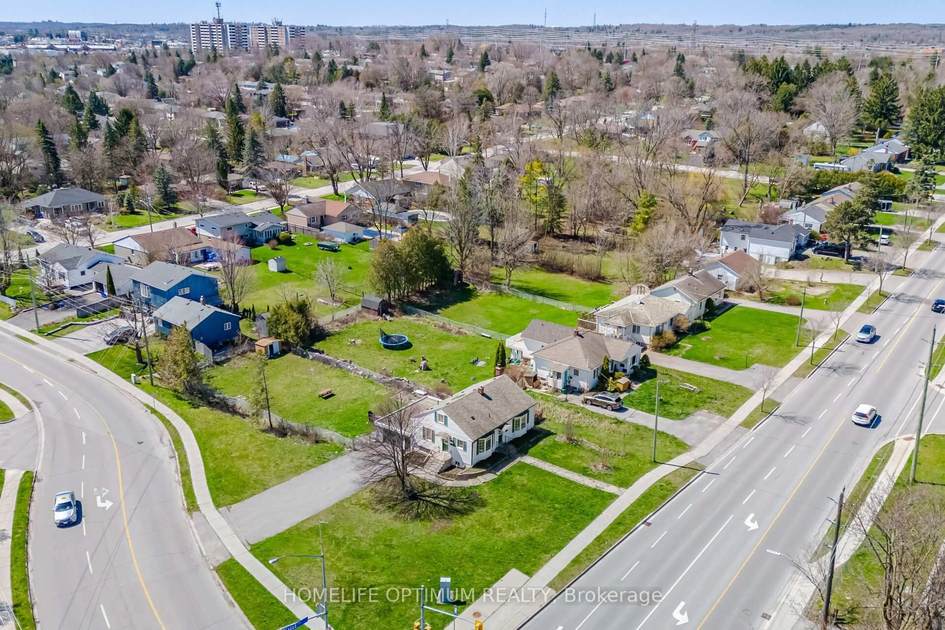 A pic from outside/outdoor area/front of a property/back of a property/a pic from drone, street for 132 Eagle St, Newmarket Ontario L3Y 1J4
