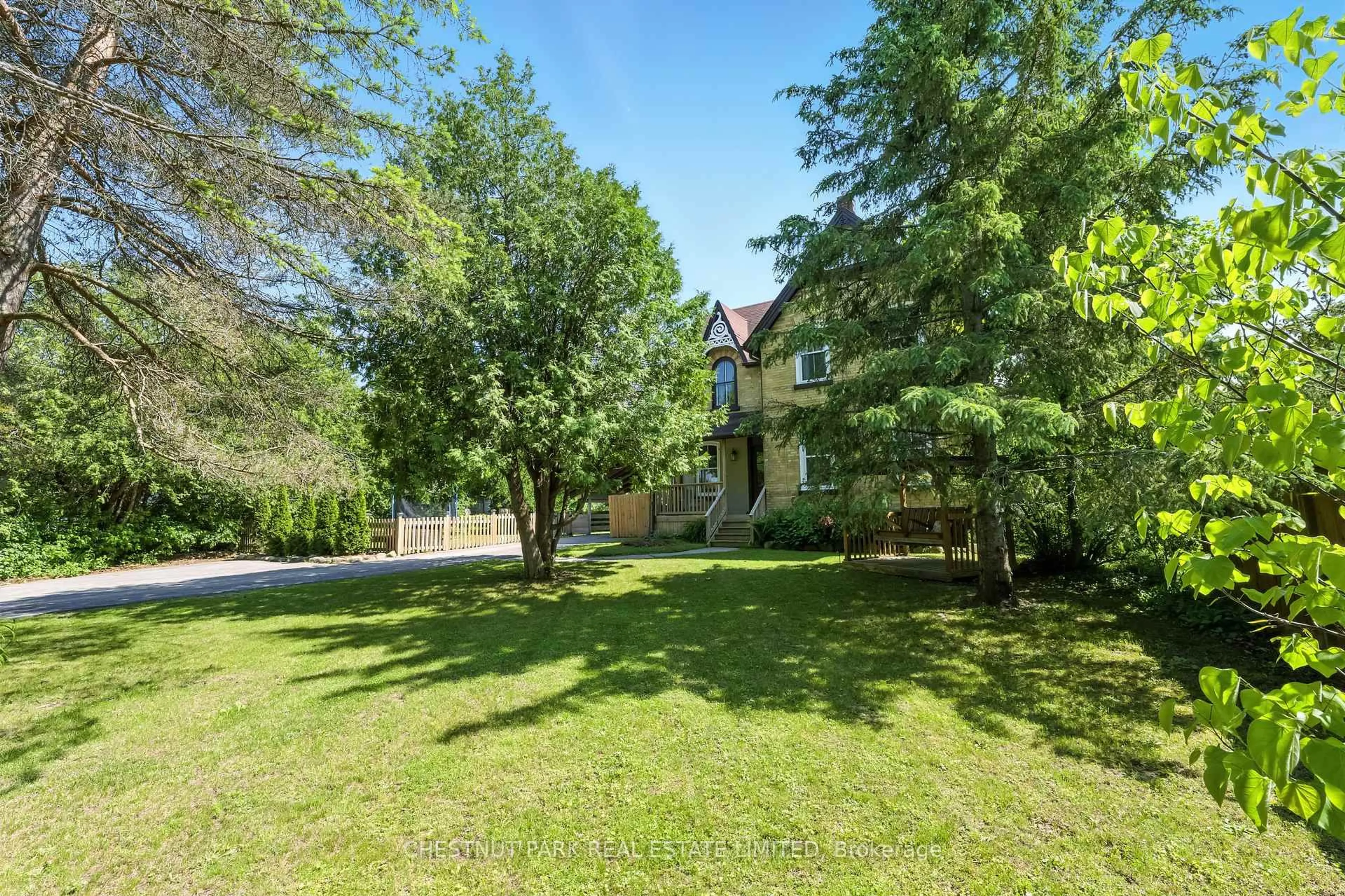 A pic from outside/outdoor area/front of a property/back of a property/a pic from drone, unknown for 98 Reach St, Uxbridge Ontario L9P 1L3