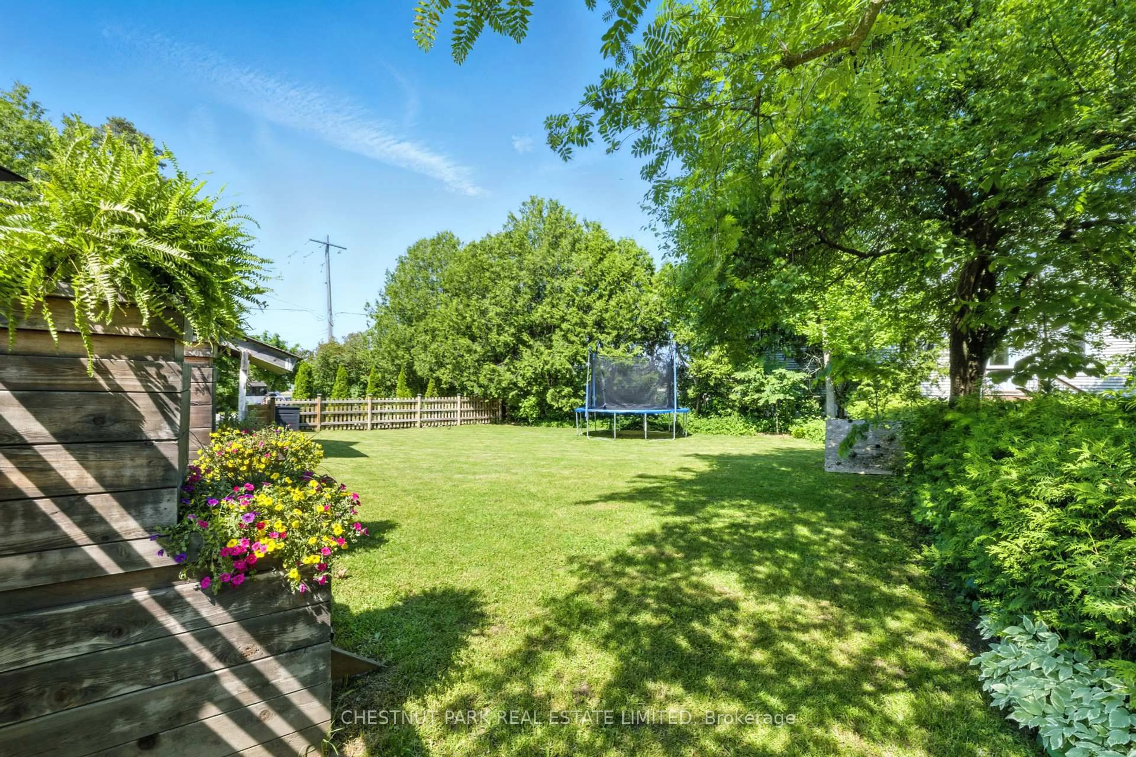 A pic from outside/outdoor area/front of a property/back of a property/a pic from drone, street for 98 Reach St, Uxbridge Ontario L9P 1L3