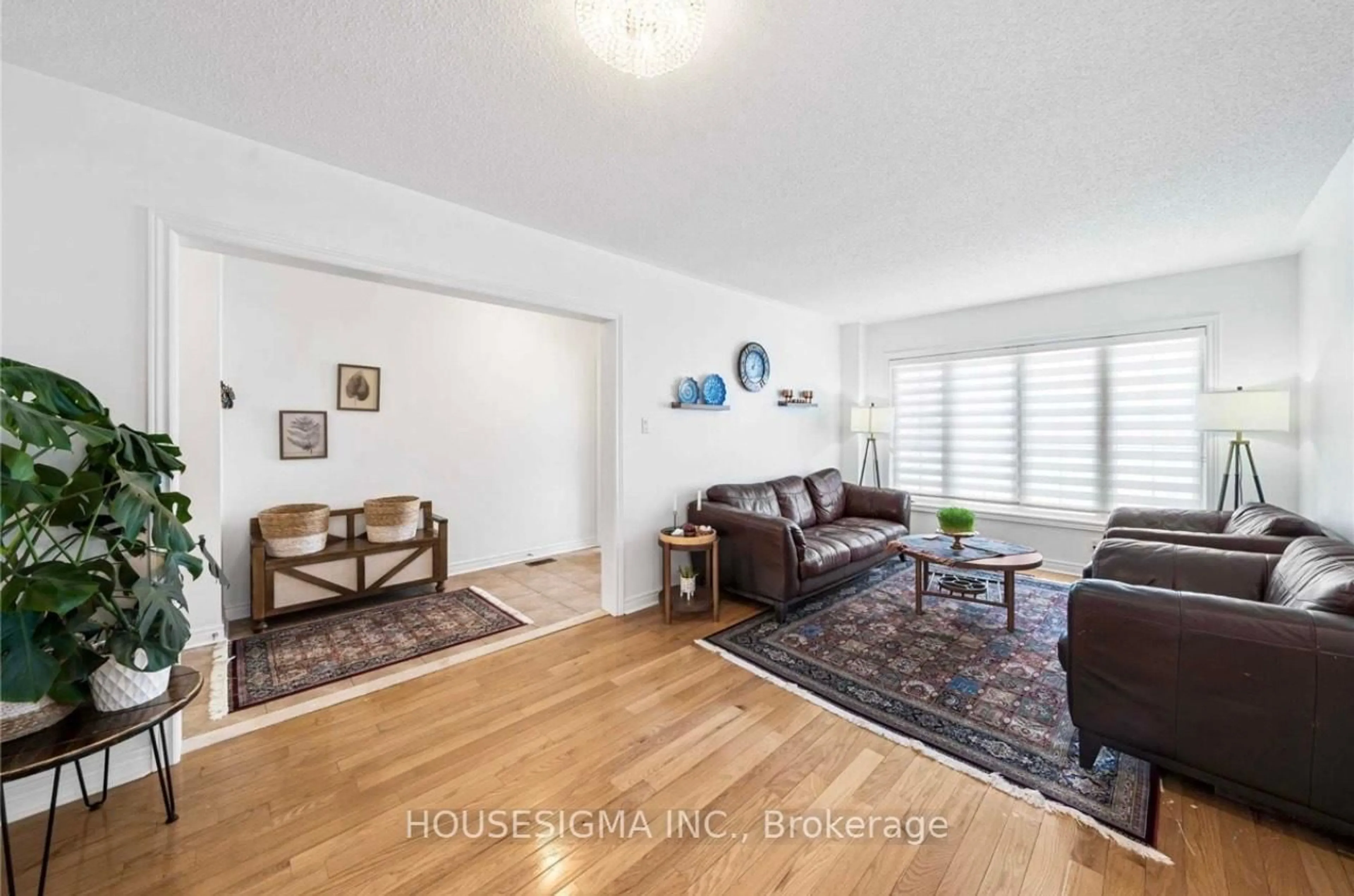 Living room with furniture, unknown for 146 ASPENWOOD Dr, Newmarket Ontario L3X 2X6