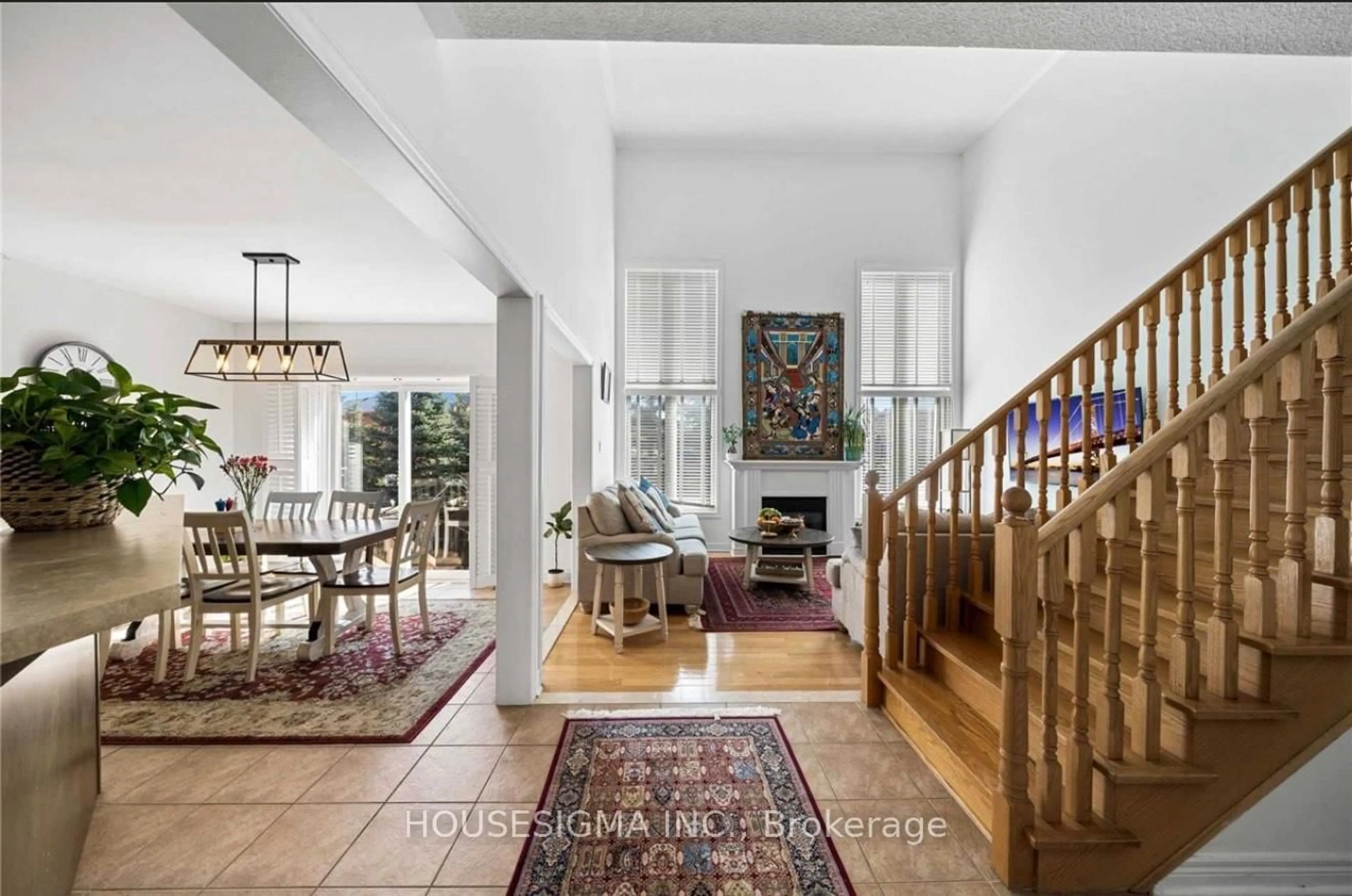 Indoor foyer for 146 ASPENWOOD Dr, Newmarket Ontario L3X 2X6