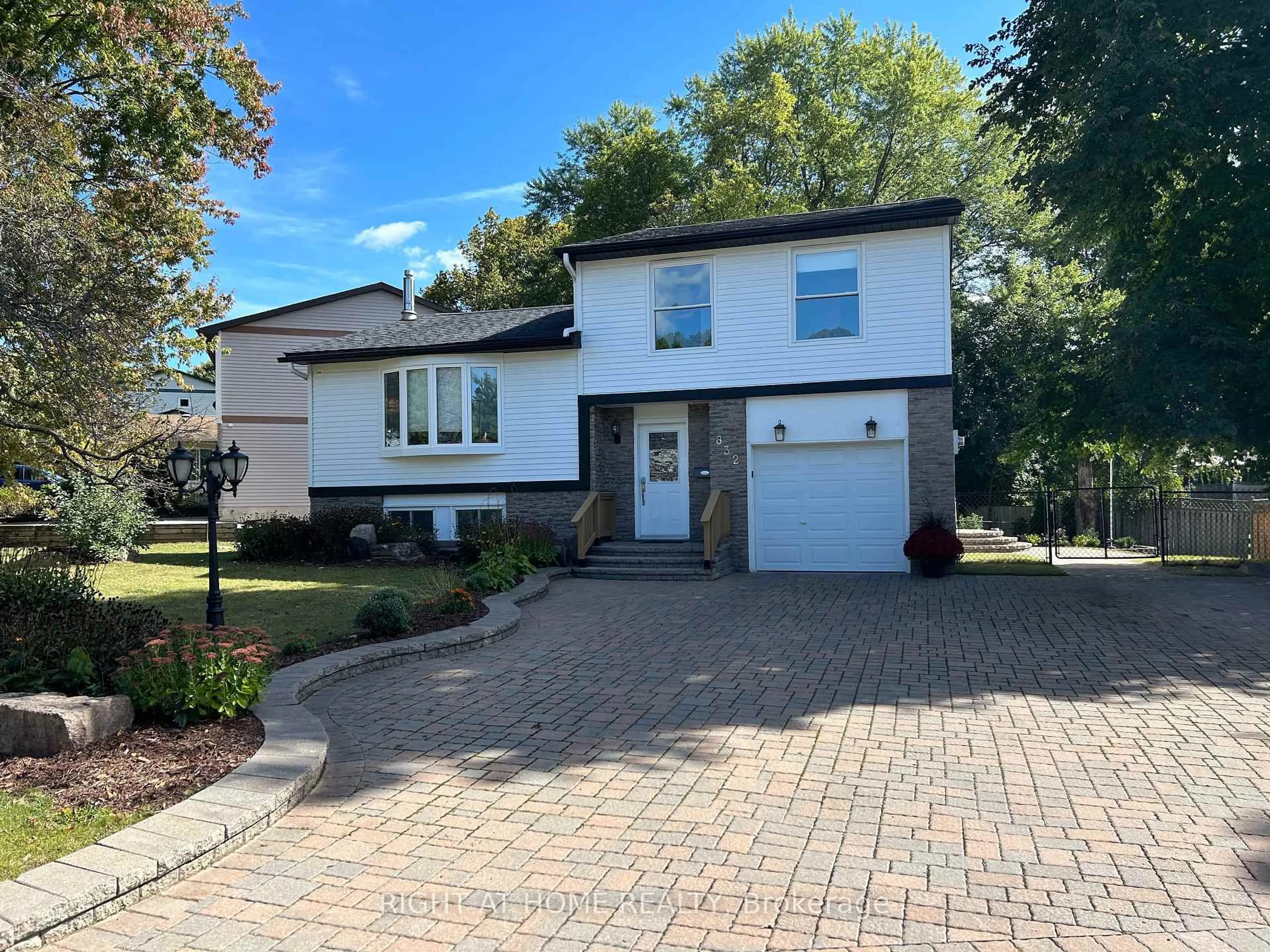 Home with brick exterior material, street for 832 Boronia Cres, Newmarket Ontario L3Y 5J9