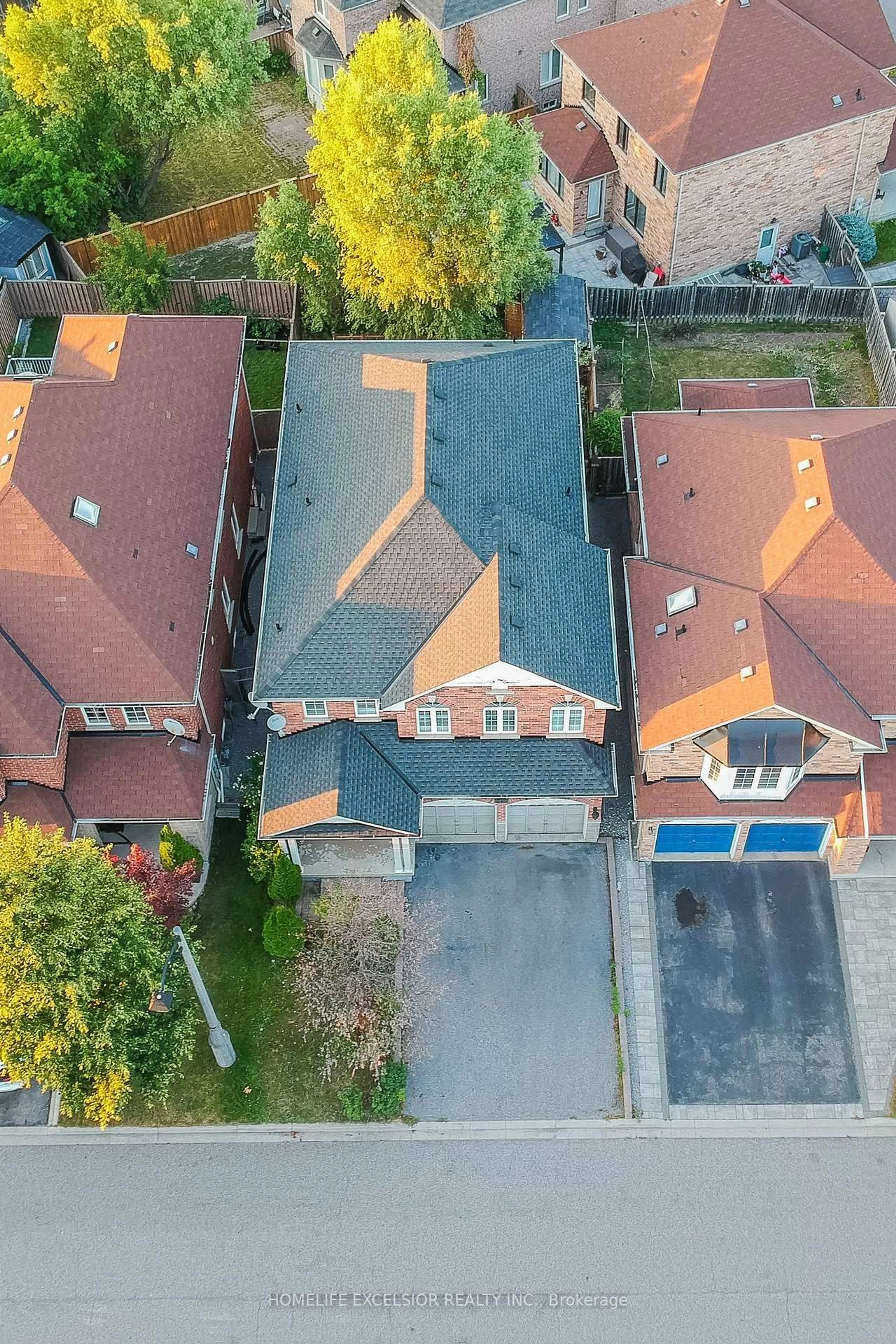 A pic from outside/outdoor area/front of a property/back of a property/a pic from drone, street for 10 Kentview Cres, Markham Ontario L6B 0E2