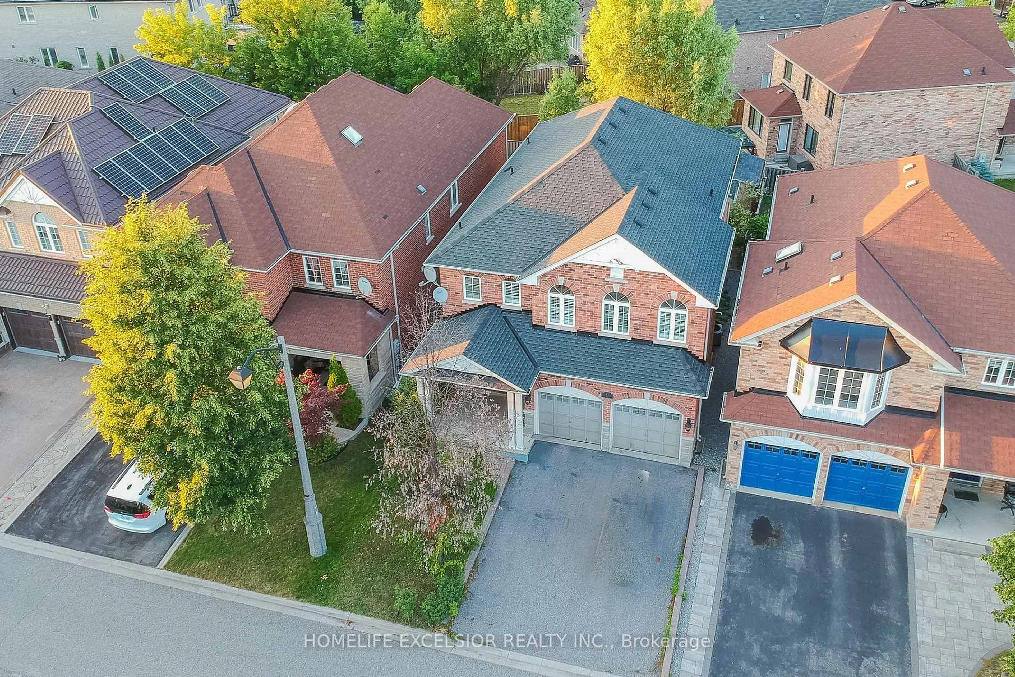 A pic from outside/outdoor area/front of a property/back of a property/a pic from drone, street for 10 Kentview Cres, Markham Ontario L6B 0E2