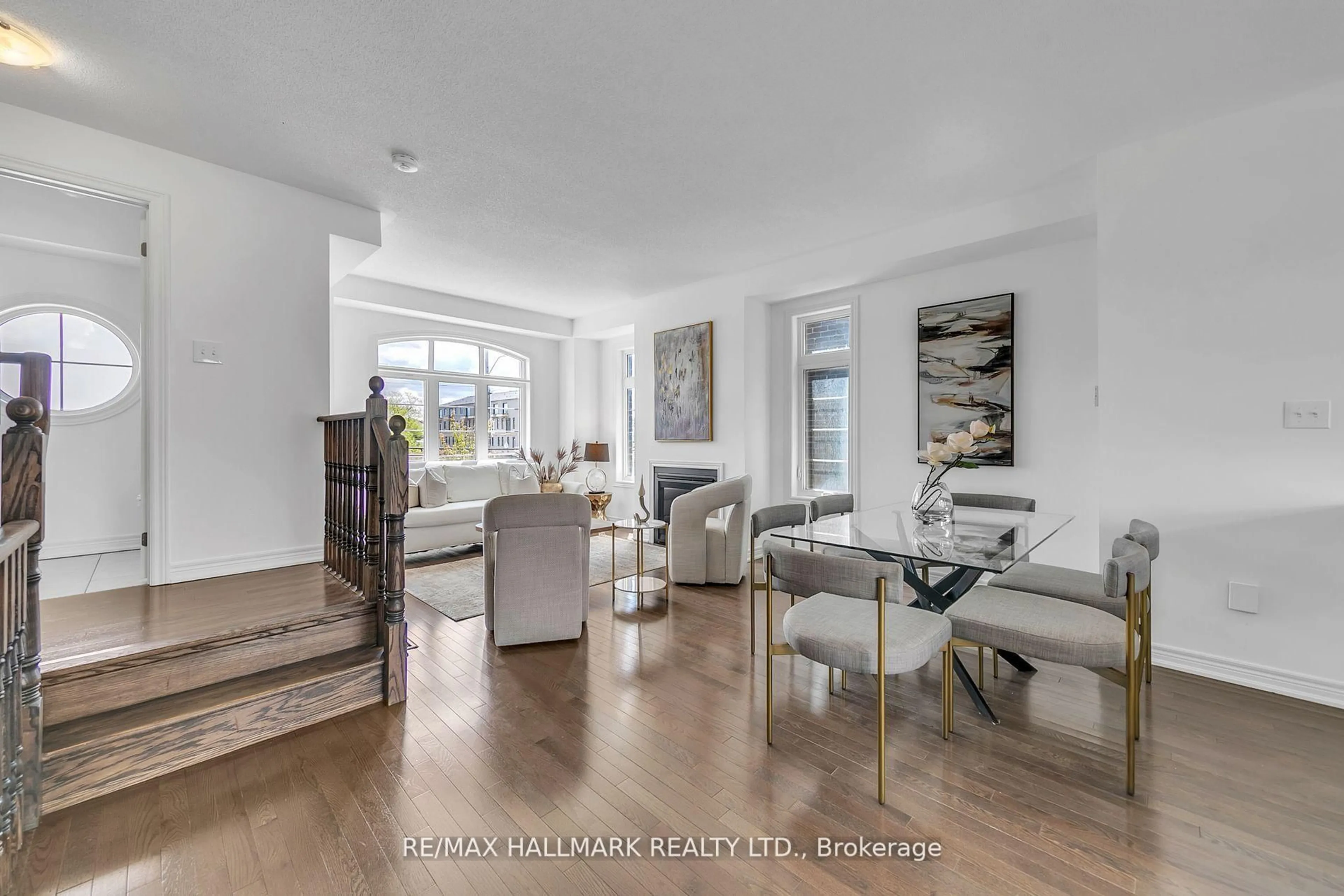 Living room with furniture, unknown for 284 King Rd, Richmond Hill Ontario L4E 1H3