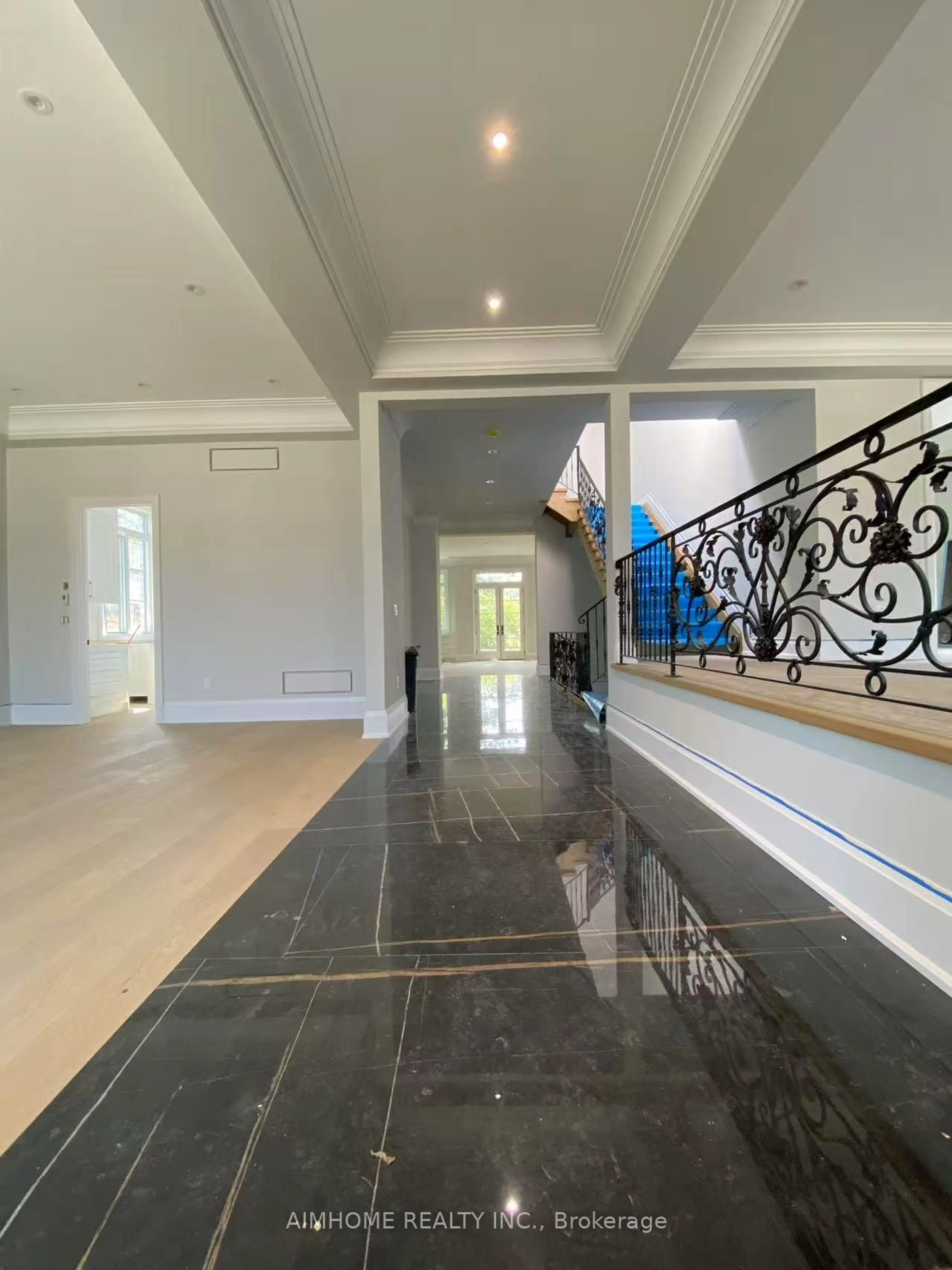 Indoor foyer for 228 Baker Ave, Richmond Hill Ontario L4C 1X9