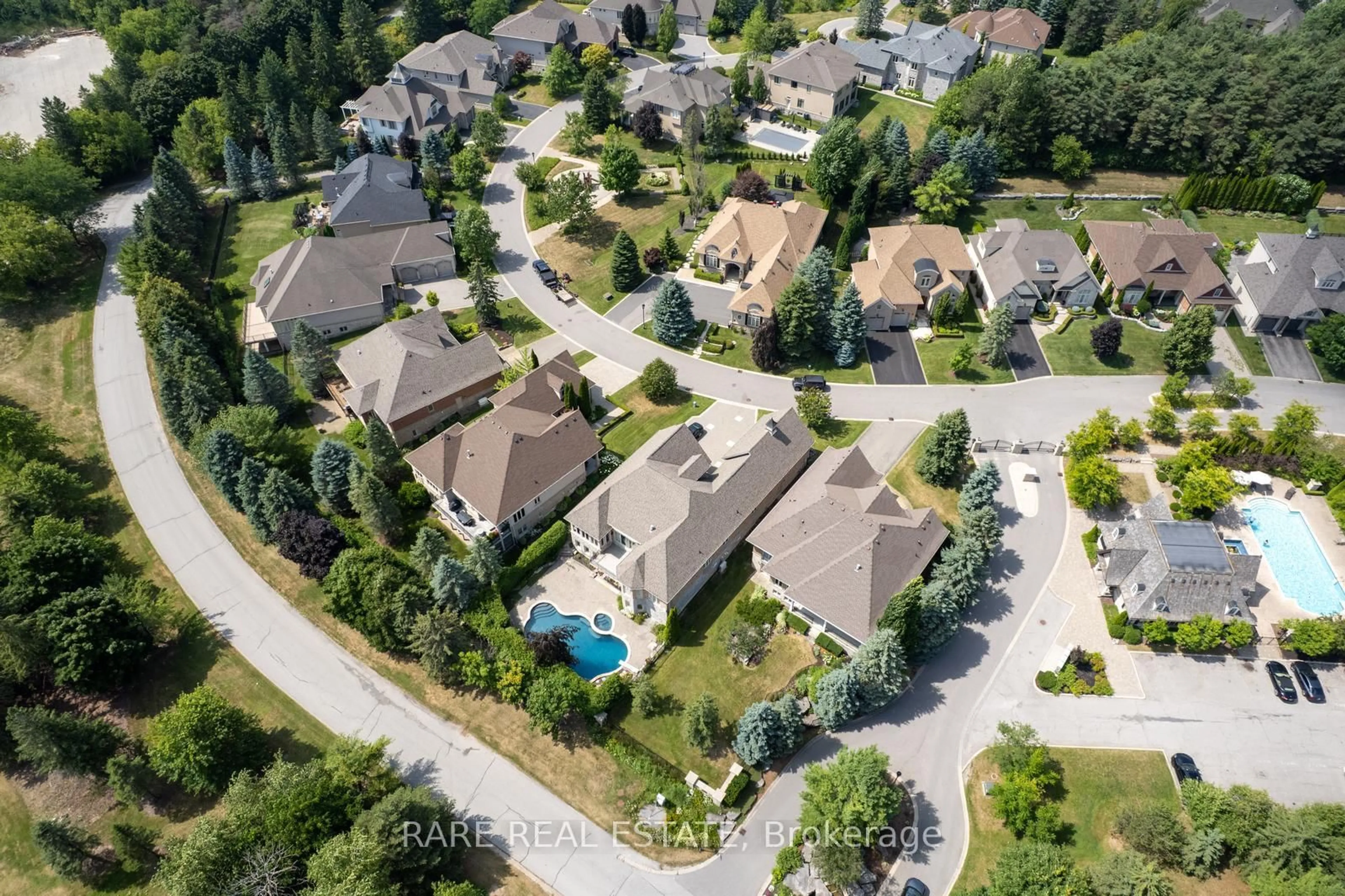 A pic from outside/outdoor area/front of a property/back of a property/a pic from drone, street for 40 Country Club Dr, King Ontario L7B 1M5